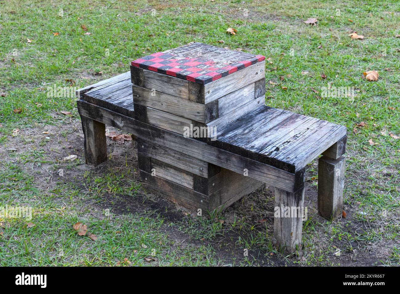 Pedine gravemente alterate o scacchiera e panca combinazione nel parco pubblico di New Orleans, Louisiana, USA Foto Stock