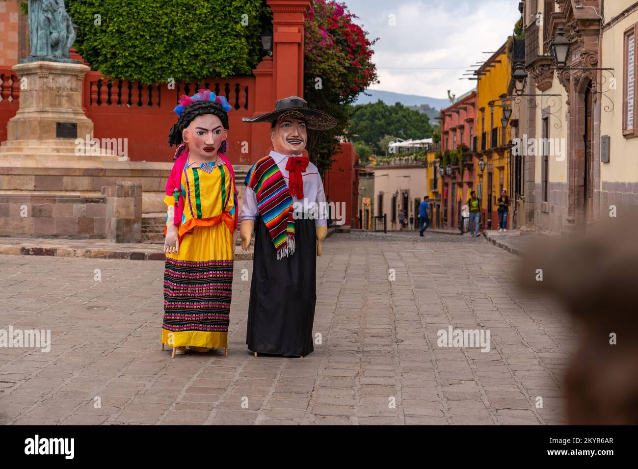 Gli esecutori in costume intero sono una vista comune a San Miguel de Allende, Messico Foto Stock