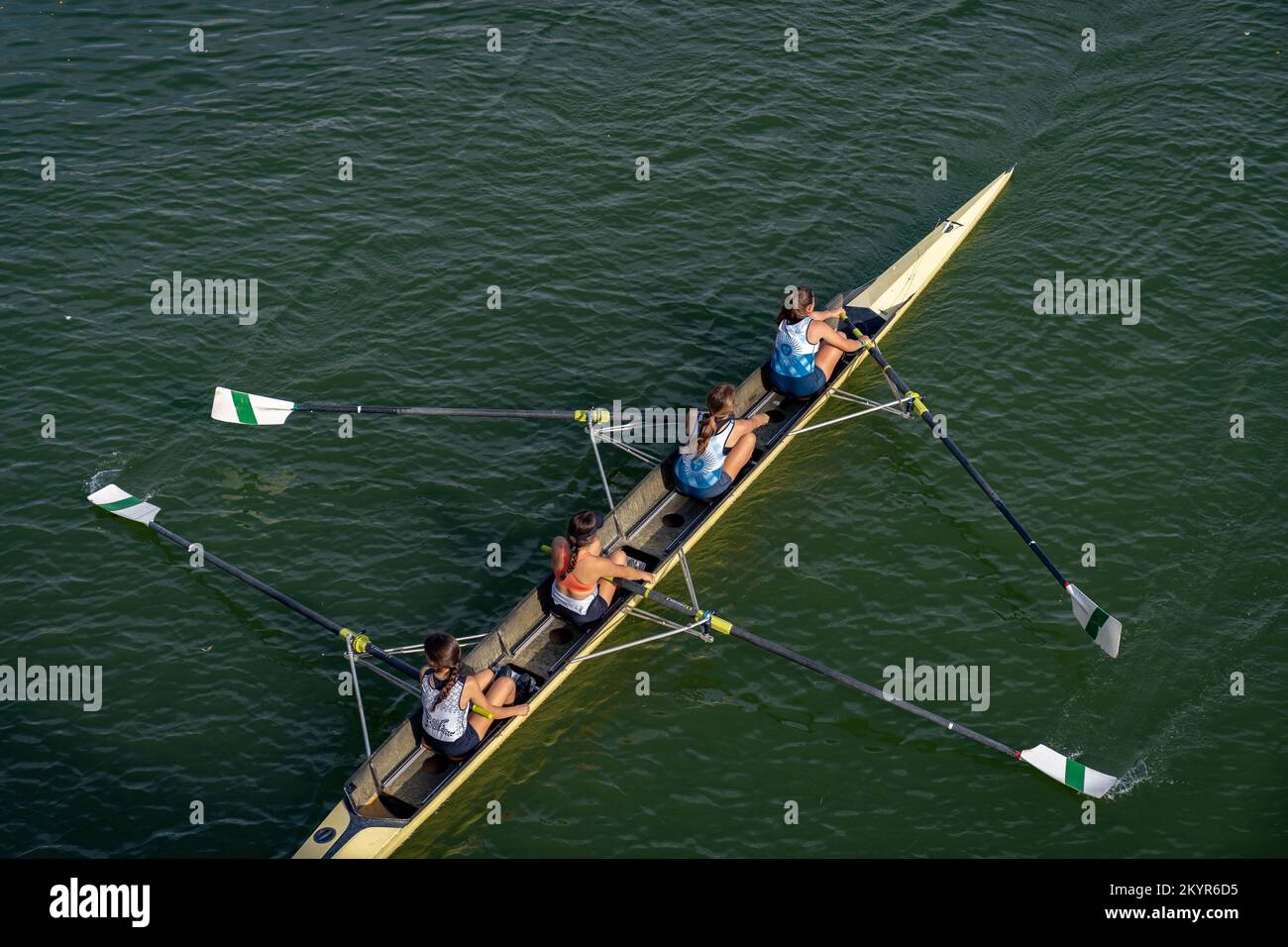 Pratica femminile di canottaggio sul fiume Guadalquivir a Siviglia, Spagna Foto Stock