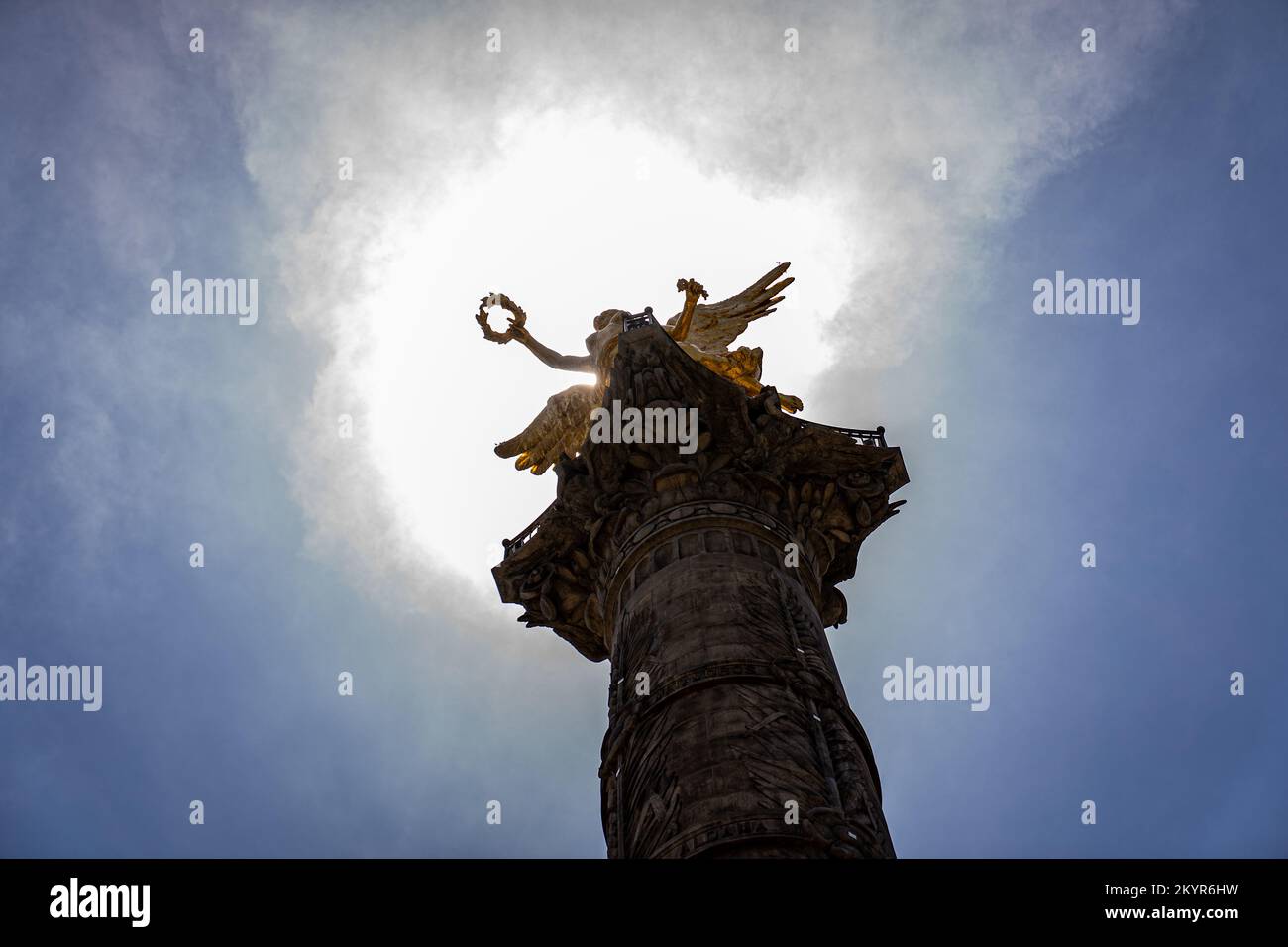 Vista a occhio di verme del monumento Angel de la Independencia sul Paseo de la Reforma Avenua, a Città del Messico Foto Stock