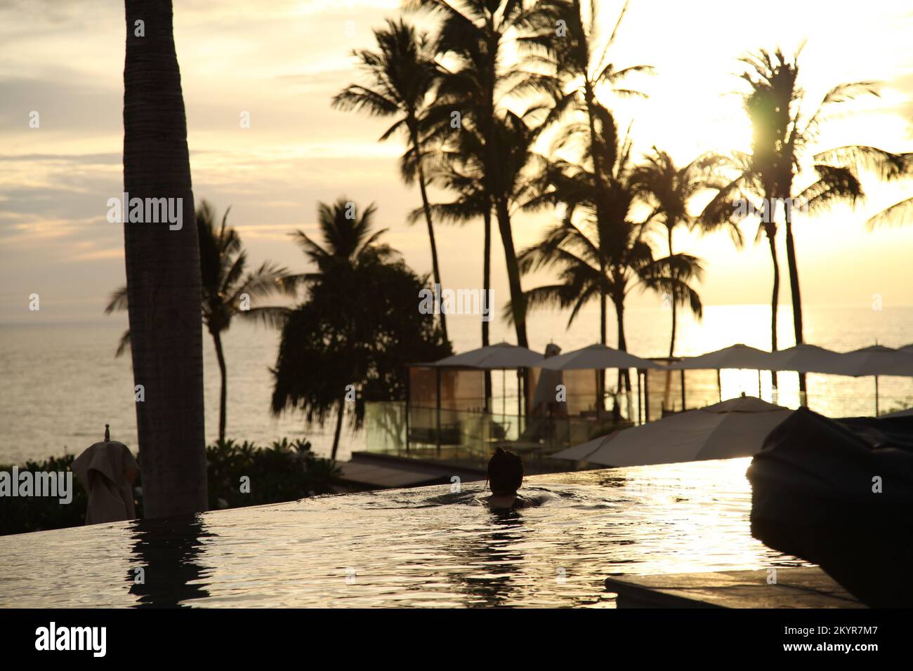 Vista piscina al tramonto presso l'Andaz Maui Resort Foto Stock