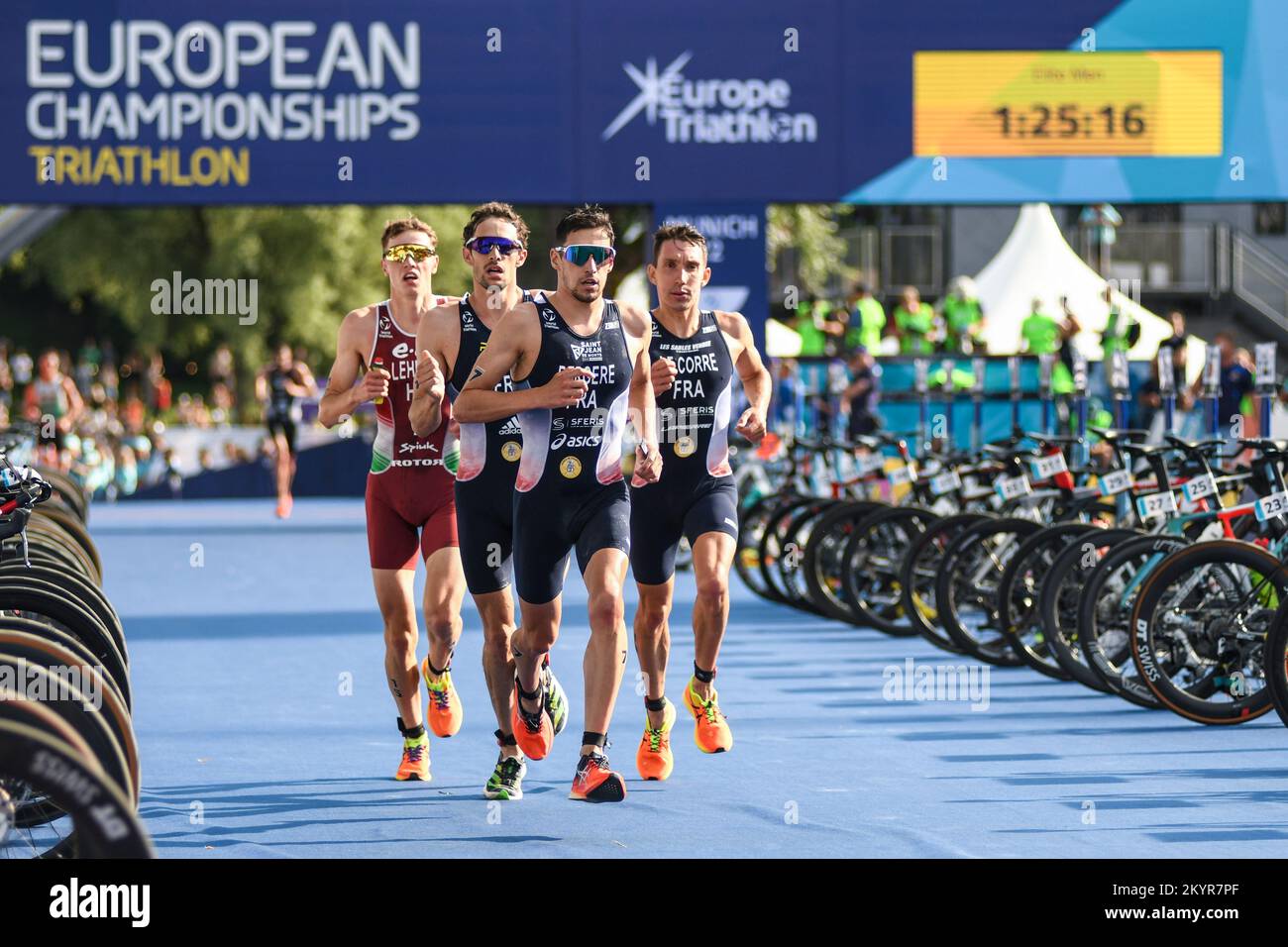 Leo Bergere (Oro), Pierre le Corre (Argento), Dorian Coninx (Bronzo) dalla Francia, Triathlon uomini. Campionato europeo di Monaco 2022 Foto Stock