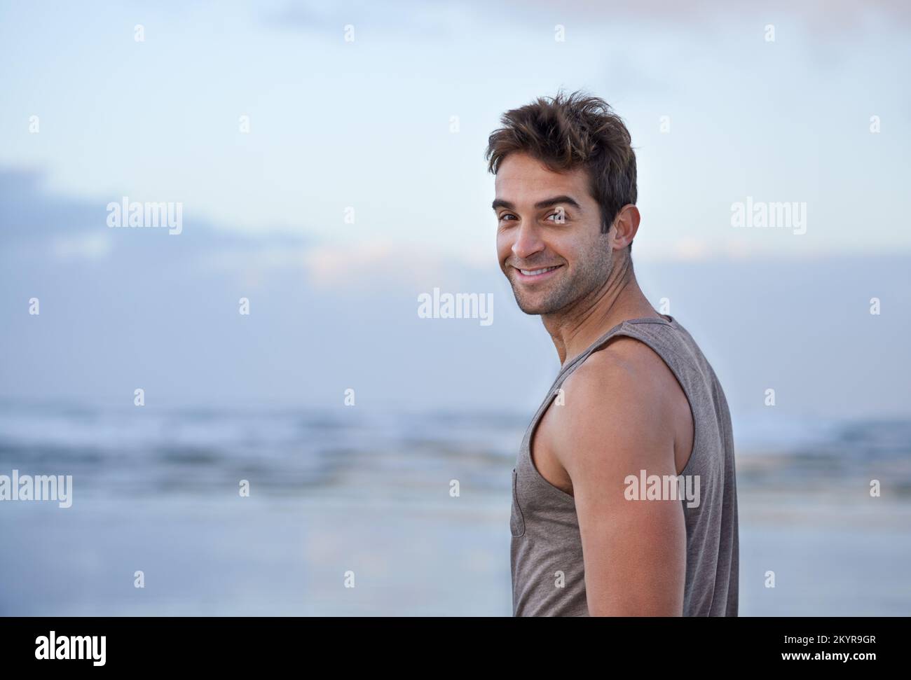 Ripulirò la mia mente accanto al mare. Ritratto di un bel giovane uomo sulla spiaggia al mattino presto. Foto Stock