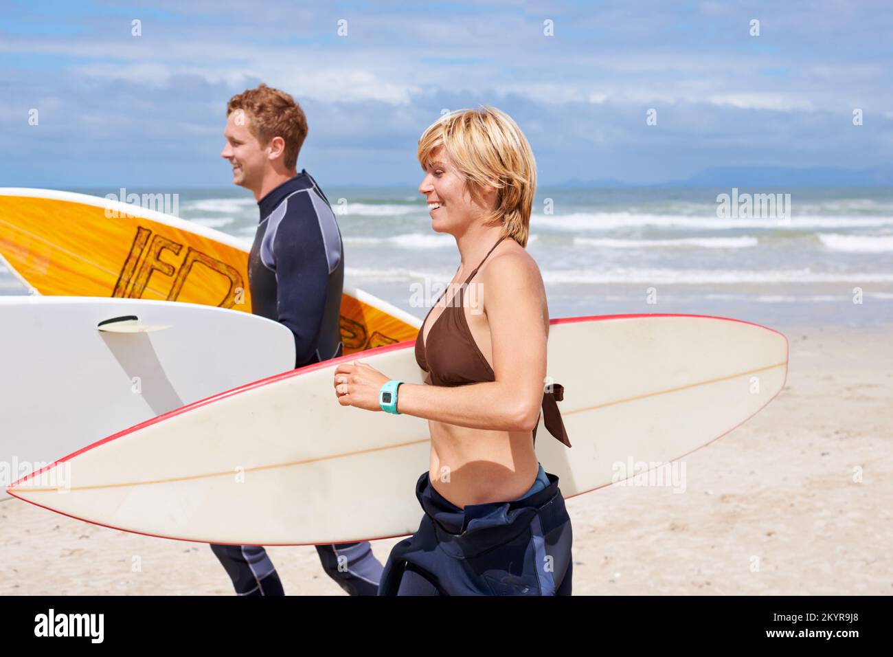 Il surf non è più rinvigorente. I giovani surfisti sono entusiasti di colpire le onde impressionanti. Foto Stock