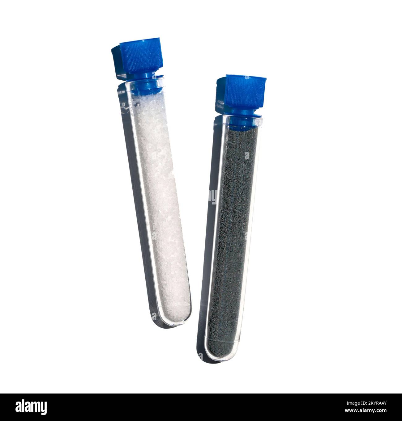 Pellet di idrossido di sodio e polvere di zinco in provetta con tappo. Ingrediente chimico cosmetico sulla tabella di laboratorio. Foto Stock