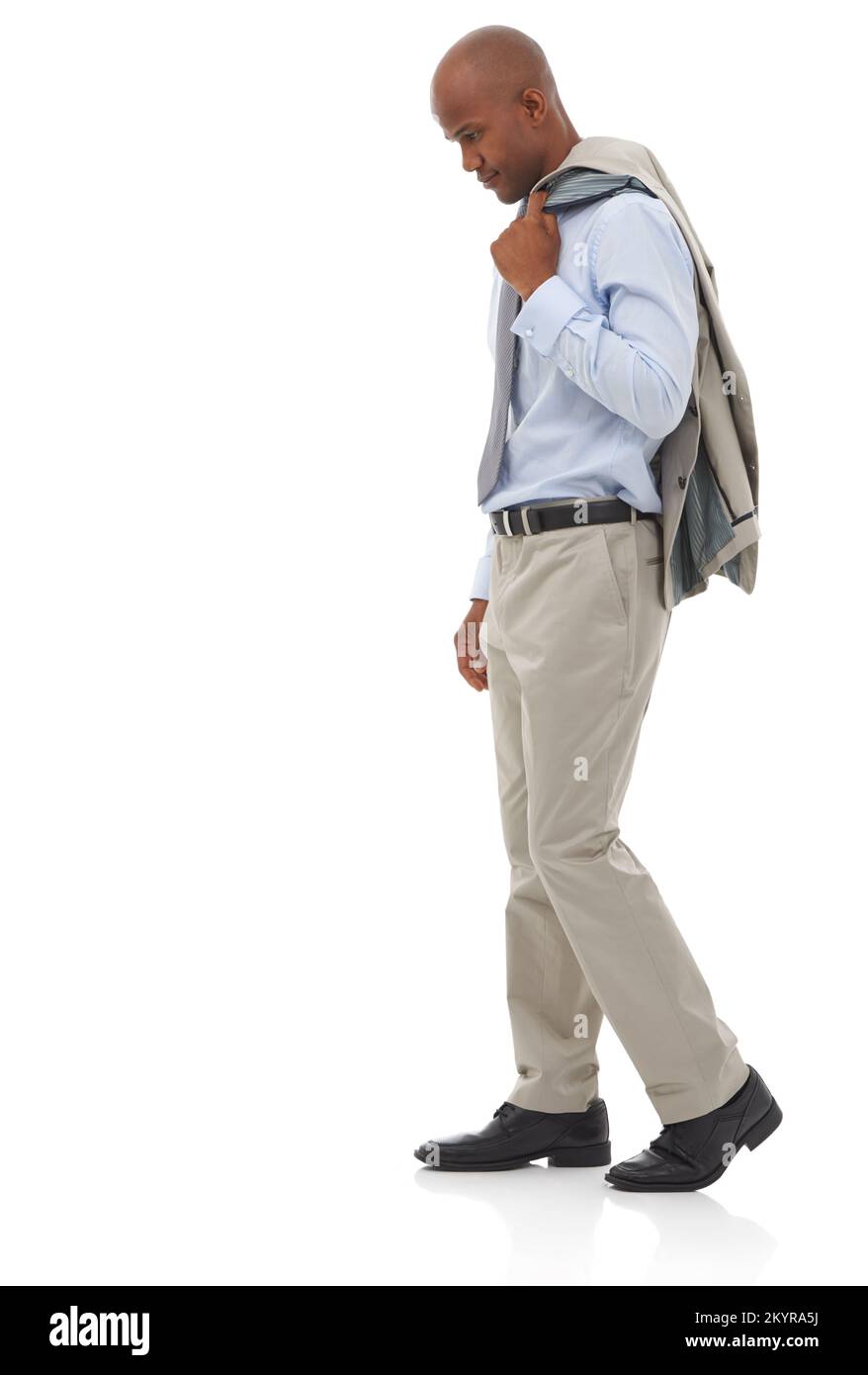Non è richiesta giacca. Un uomo d'affari afro-americano che cammina con la giacca sbatteva sulla spalla. Foto Stock