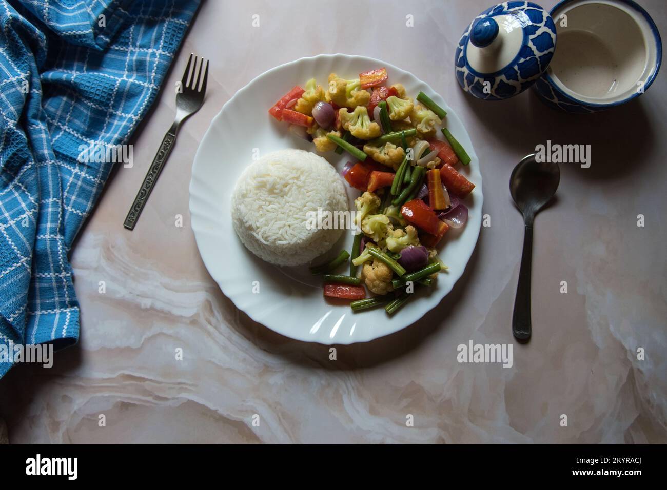 Pranzo indiano thali al vapore riso e verdure in un piatto. Foto Stock