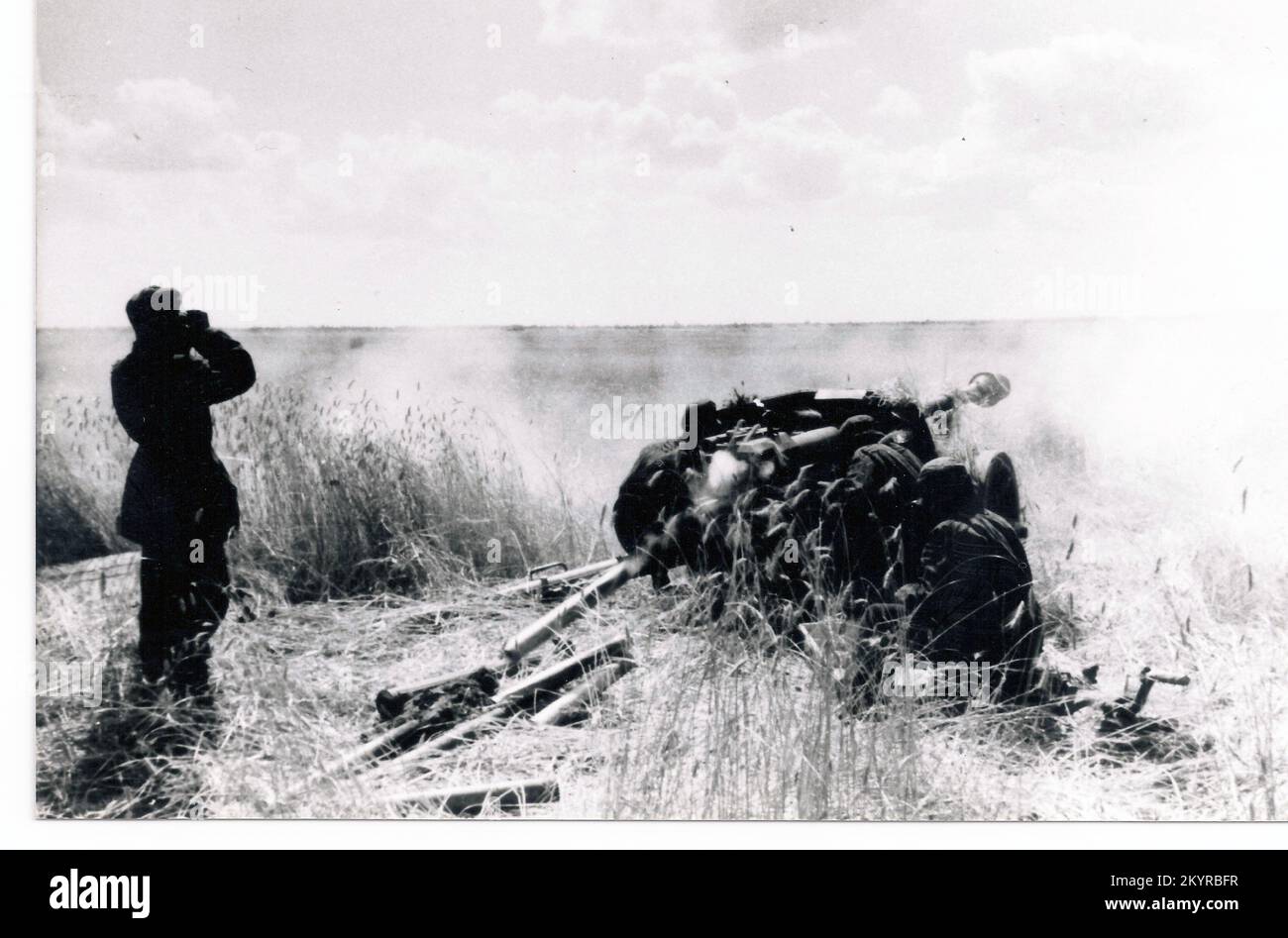 Seconda guerra mondiale foto B&N A German 75mm Pak fuochi nella Polonia orientale 1944 . La Gun Crew vestita in camo Smocks è membro della 5th SS Panzer Division Wiking Foto Stock