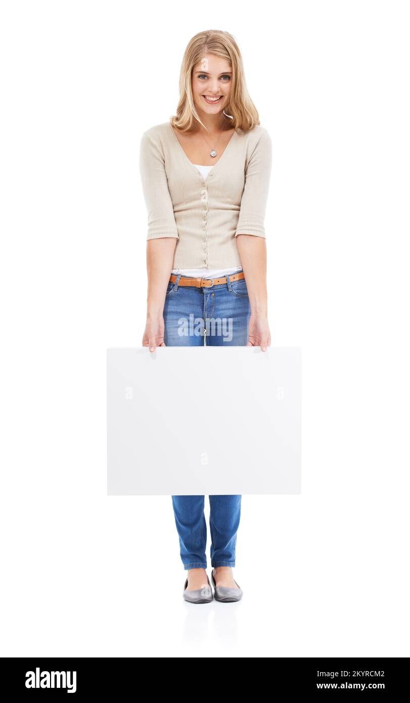 Felice sostegno al tuo messaggio. Ritratto completo di una giovane donna che regge un cartello bianco isolato su bianco. Foto Stock