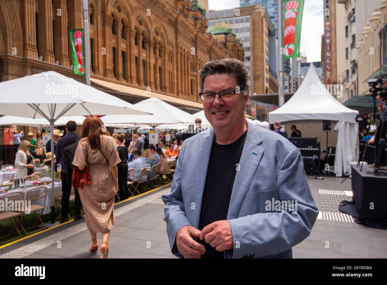 Sydney, Australia, 02 dicembre 2022: La città di Sydney ha dato il via all'estate di oggi con il suo secondo evento ANNUALE APERTO A PRANZO. George Street, nel centro di Sydney, e altri locali della città, sono stati oggi riservati all'evento di ristorazione all'aperto sponsorizzato da Destination New South Wales. Animatori e gruppi erano a disposizione per deliziare i commensali. Il pranzo fa parte di una serie di eventi in programma per la Greater Sydney per aiutare con la ripresa post-vivace e incoraggiare le persone a tornare in città. Nella foto è l'ospite radiofonico della prima colazione di ABC James Valentine che si unisce all'evento accreditamento: Stephen Dwyer / Alamy Live News Foto Stock