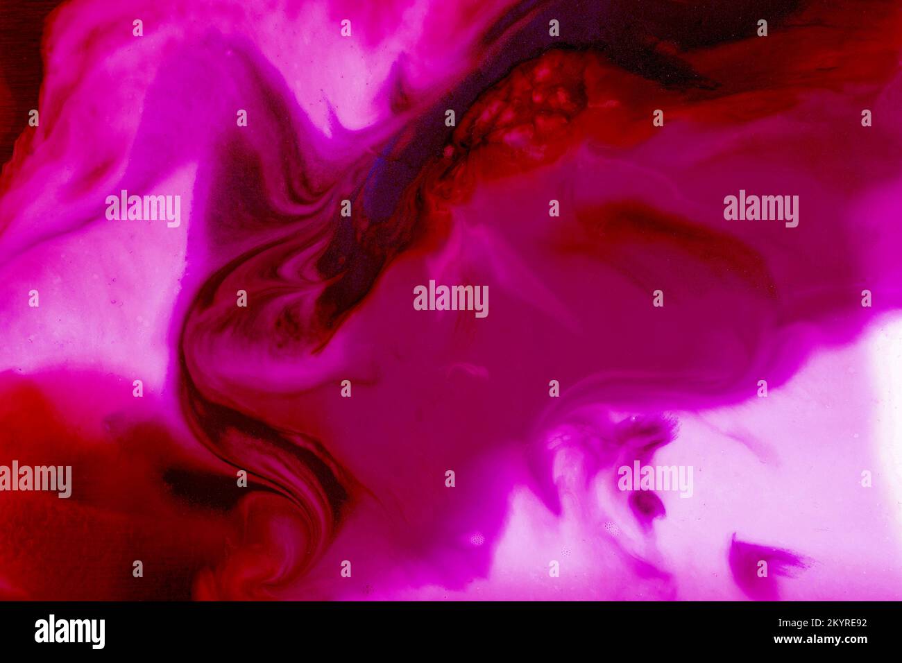 Inchiostro a base di alcool brillante e tonificante su sfondo Viva Magenta. Fluido acrilico Art. Struttura in marmo liquido per lavori astratti. Design creativo alla moda a colori 2023. Foto di alta qualità Foto Stock