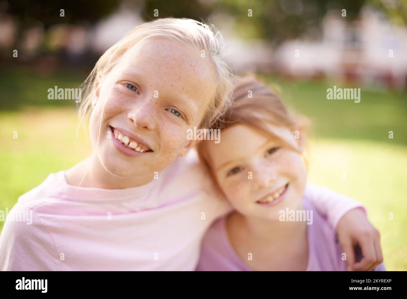 Mia sorella e il mio migliore amico. Ritratto di due giovani ragazze in piedi all'aperto. Foto Stock