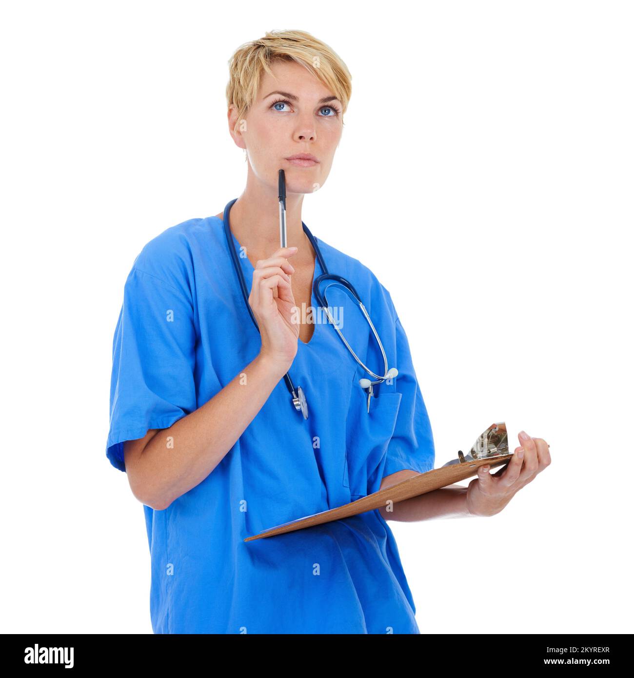 Pensare al giusto corso di trattamento. Una giovane dottoressa che tiene una clipboard mentre pensa. Foto Stock