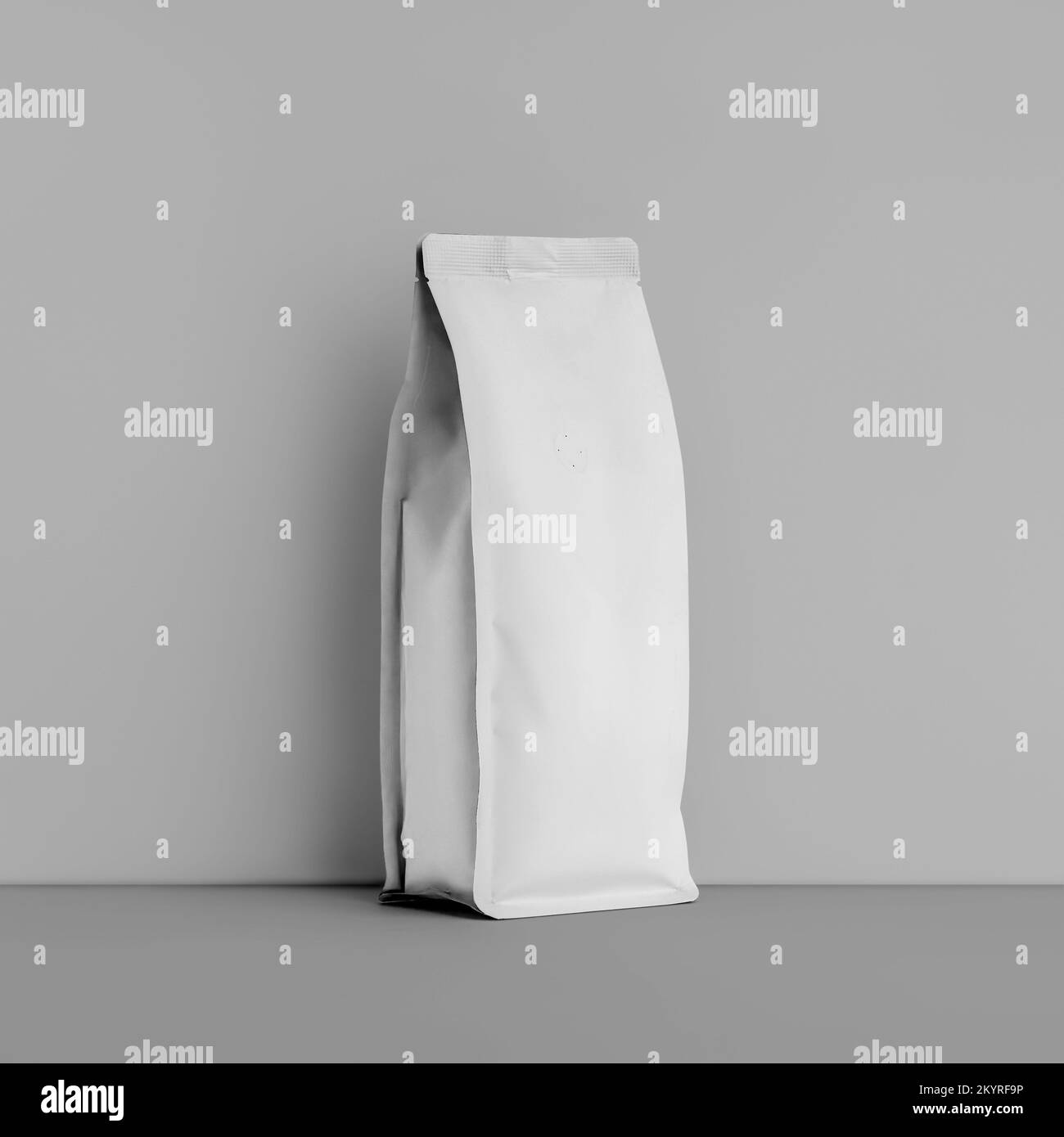 Beffa di un fazzoletto bianco per la custodia del caffè, confezione vuota per i chicchi, per il design, il branding, la pubblicità in un bar. Dima DOYPACK con valvola di degasaggio Foto Stock