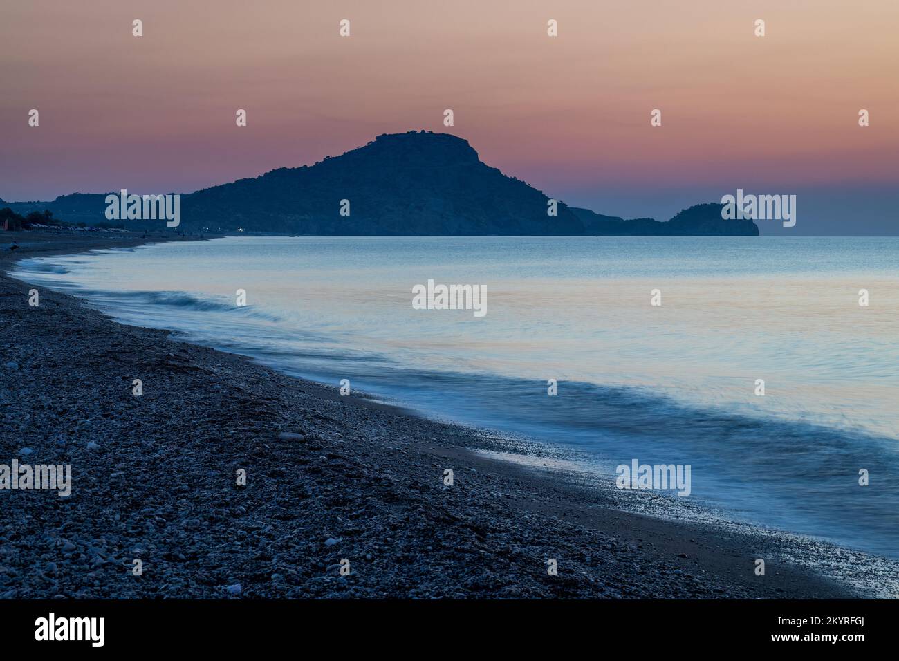 Spiaggia di mare di Afandou a Rodi all'alba di sole giornate estive, Grecia, Europa. Foto Stock