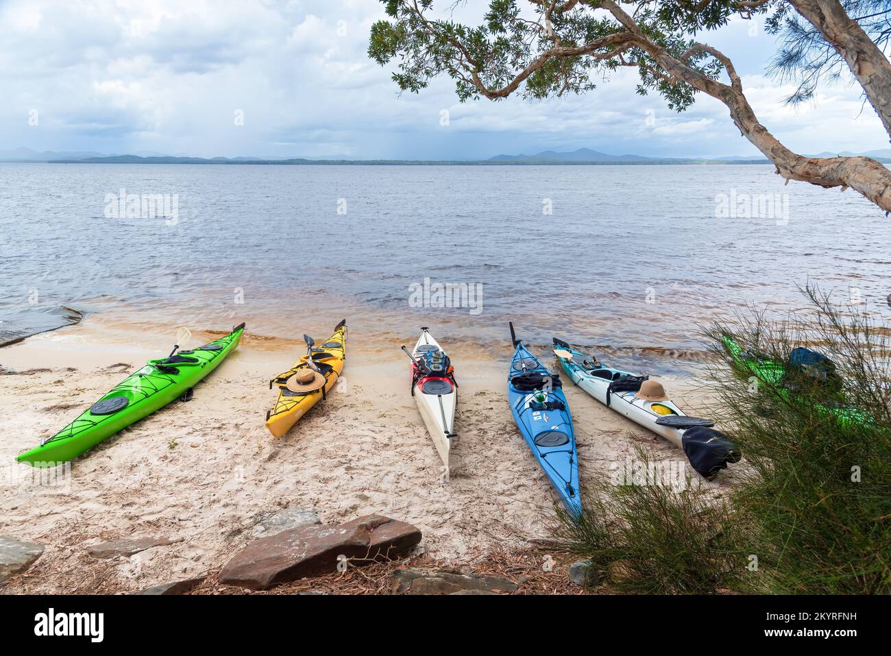 Kayak colorati riposati sulla sabbia a Myall Lakes, National Park, New South Wales, Australia. Foto Stock