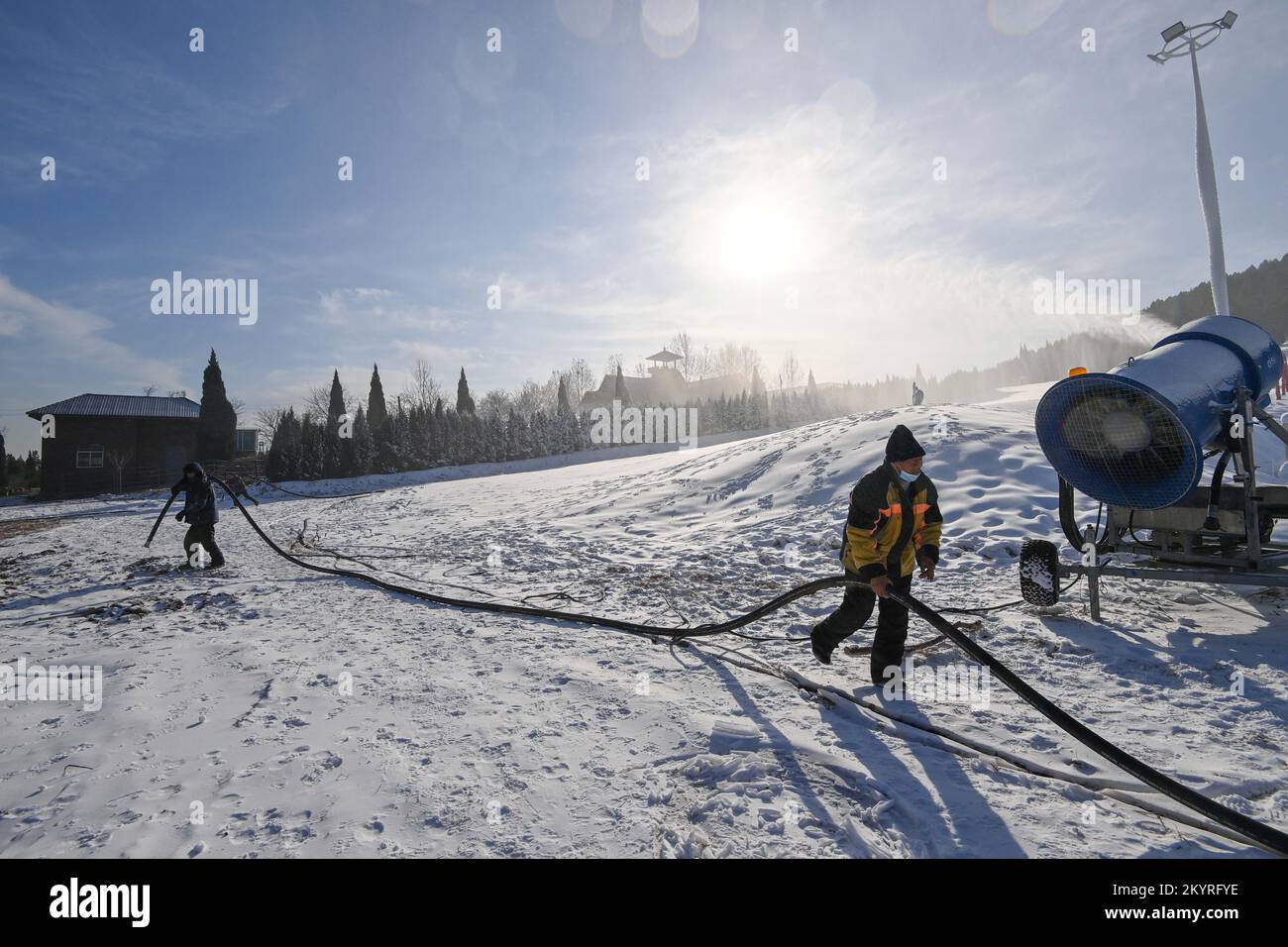 WEIFANG, CINA - 2 DICEMBRE 2022 - Un membro dello staff gestisce una macchina per la neve in una stazione sciistica di Weifang, provincia di Shandong, Cina, 2 dicembre 2 Foto Stock