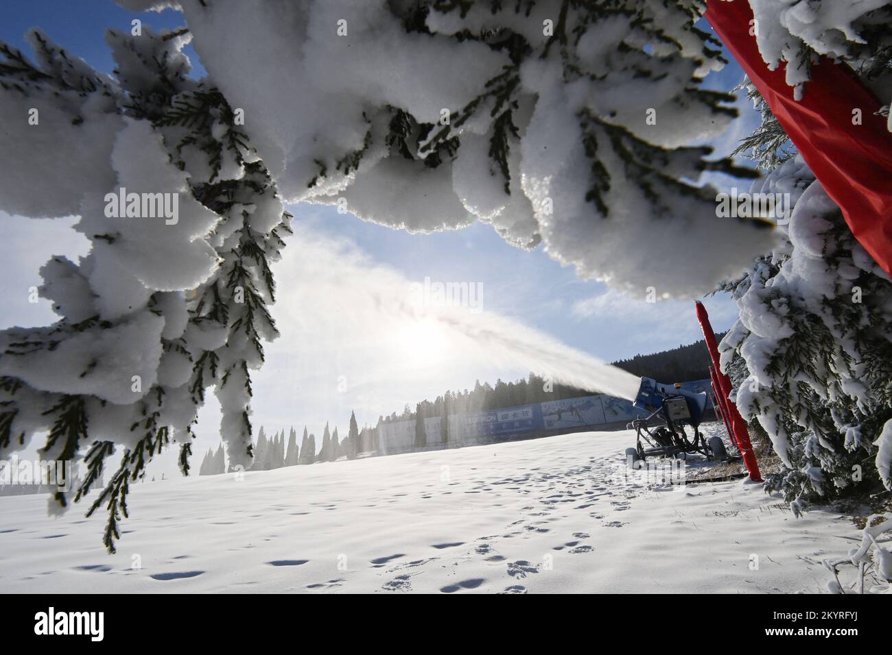 WEIFANG, CINA - 2 DICEMBRE 2022 - Foto mostra una macchina per la produzione di neve che lavora in una stazione sciistica a Weifang, provincia di Shandong, Cina, 2 dicembre 2022. Foto Stock