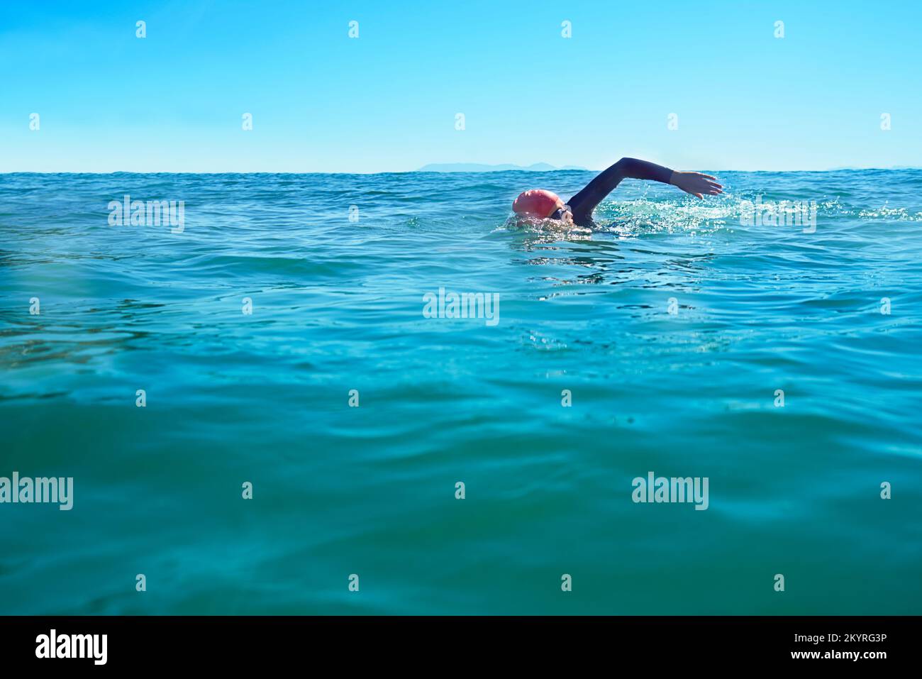 Formazione ovunque acqua theres. un nuotatore nell'oceano aperto. Foto Stock