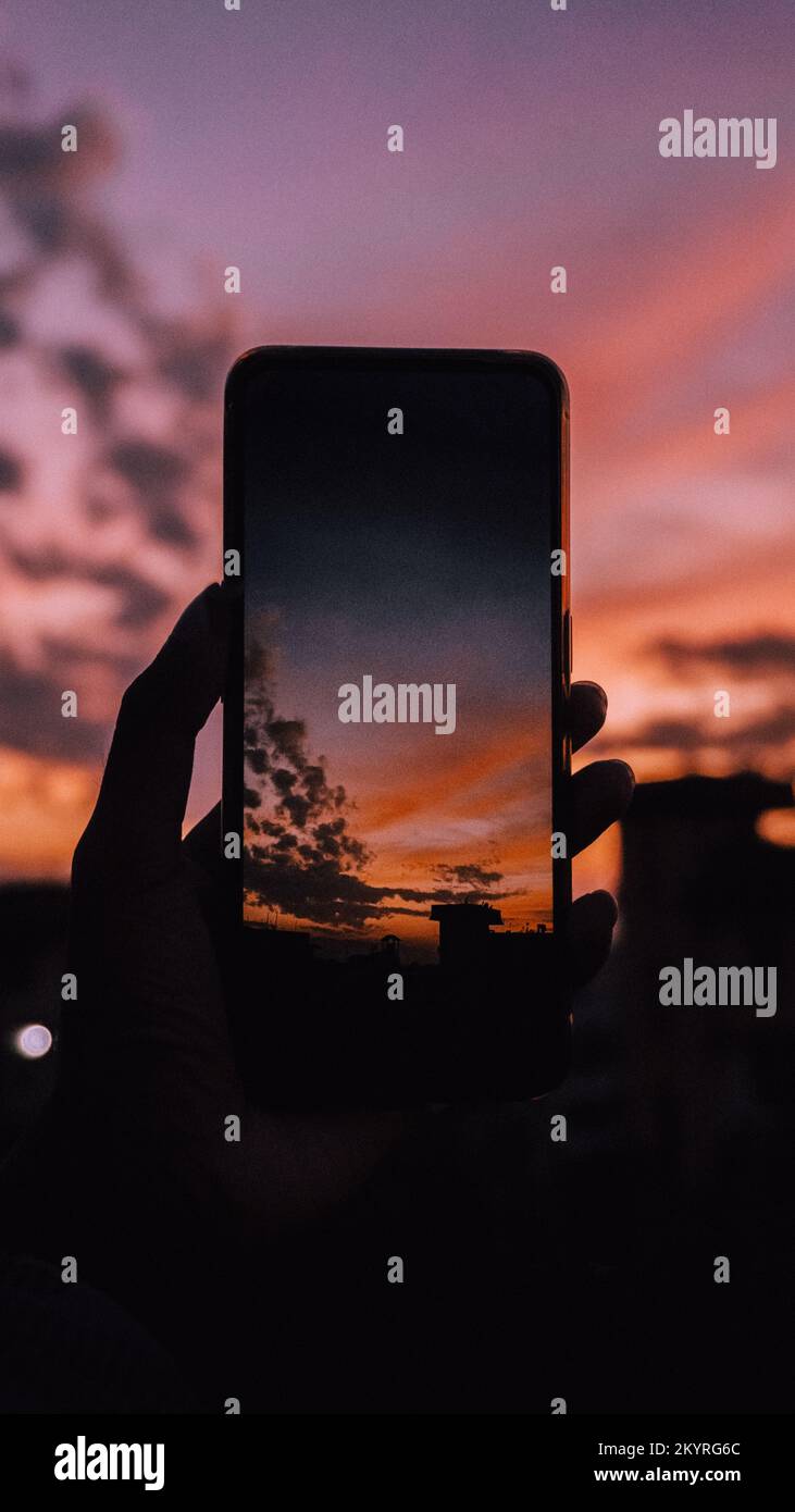 ha catturato il bellissimo tramonto al telefono con una fotocamera Foto Stock