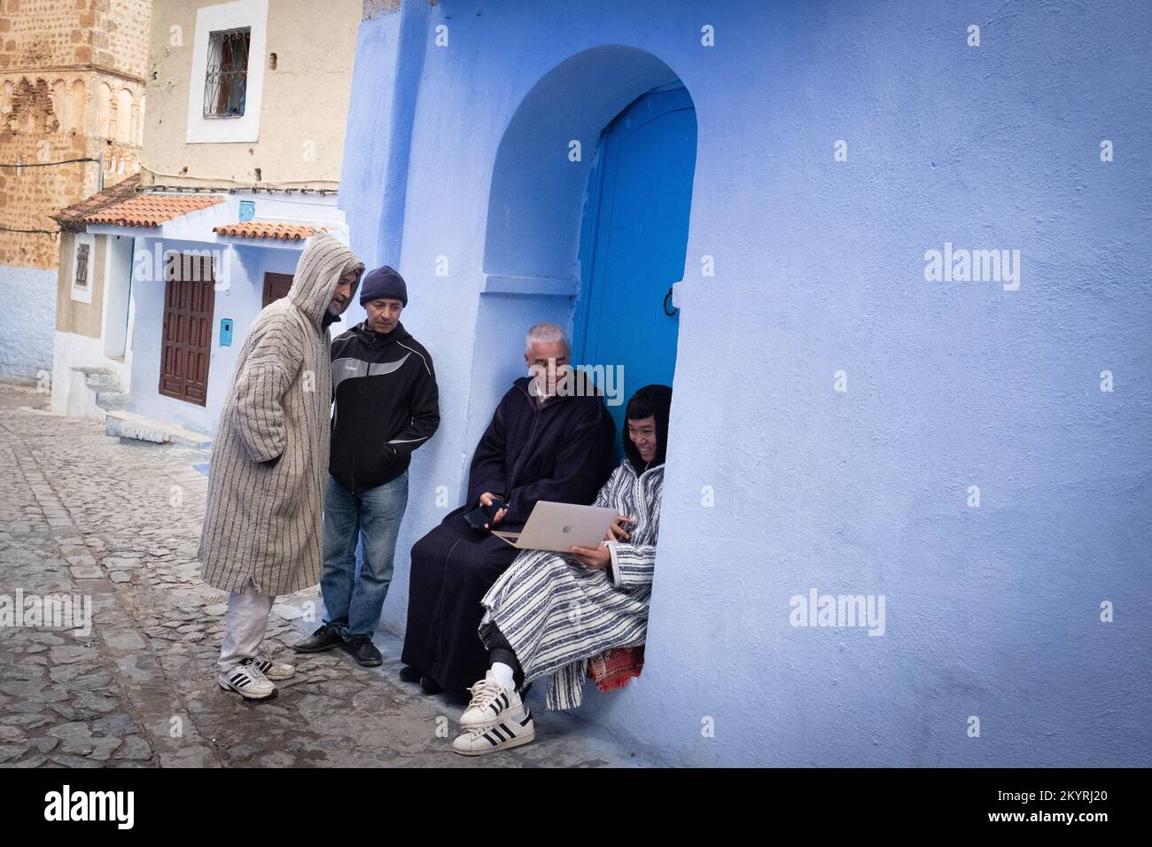 Commercianti e residenti di Chefchaouen nel nord-ovest del Marocco guardano il loro paese giocare il Canada nella loro partita di gruppo di Coppa del mondo in Qatar. Guardando su telefoni, computer e televisori, hanno visto il Marocco andare avanti a vincere il gioco 2-1 il che significa che hanno superato il loro gruppo e si sono qualificati per le fasi di knockout del torneo per la prima volta dal 1986. Data immagine: Giovedì 1 dicembre 2022. Foto Stock