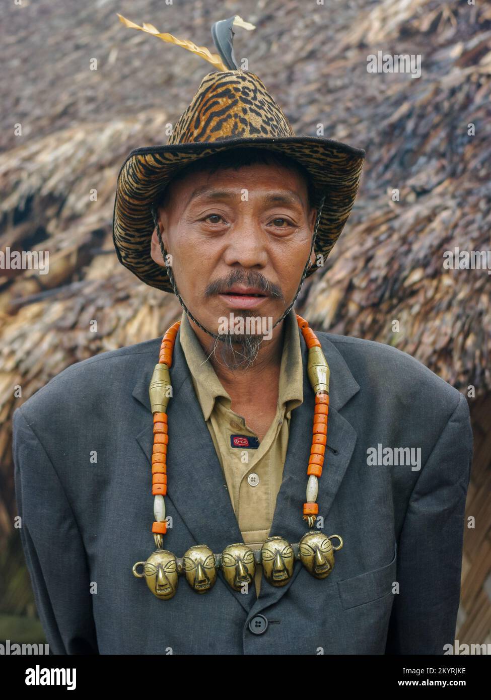 Longwa, Mon, Nagaland, India - 03 02 2009 : Ritratto della Chief Angh della Naga Konyak Tribe che indossa la tradizionale collana e cappello da caccia alla testa Foto Stock