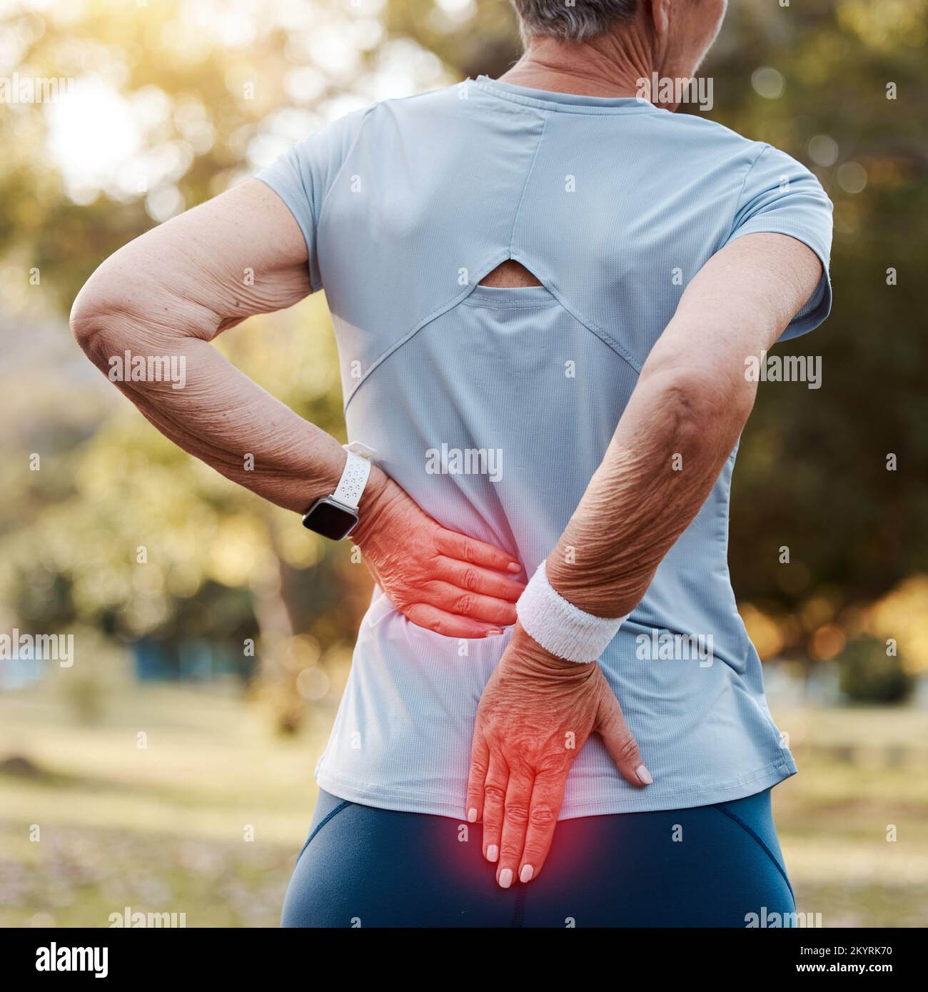 Donna anziana con mal di schiena, lesioni o incidenti mentre corre al parco all'aperto per l'allenamento cardiovascolare. Natura, emergenza e donna anziana runner con Foto Stock