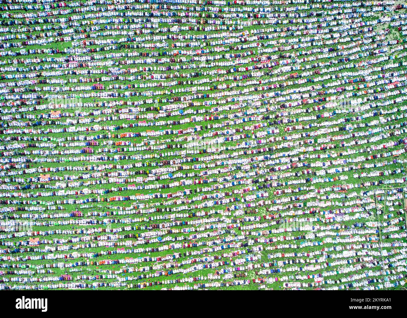 Barishal, Barishal, Bangladesh. 2nd Dec, 2022. Circa 50000-70000 musulmani si sono riuniti a Bels Park, nella città di Barishal, in Bangladesh, sotto un caldo campo umido aperto per le loro preghiere settimanali di Jummah. È considerato uno dei più grandi jamat di Jummah accaduti in questa città dove migliaia di adoratori prendono insieme la loro preghiera regolare di Jummah. (Credit Image: © Mustasinur Rahman Alvi/ZUMA Press Wire) Foto Stock