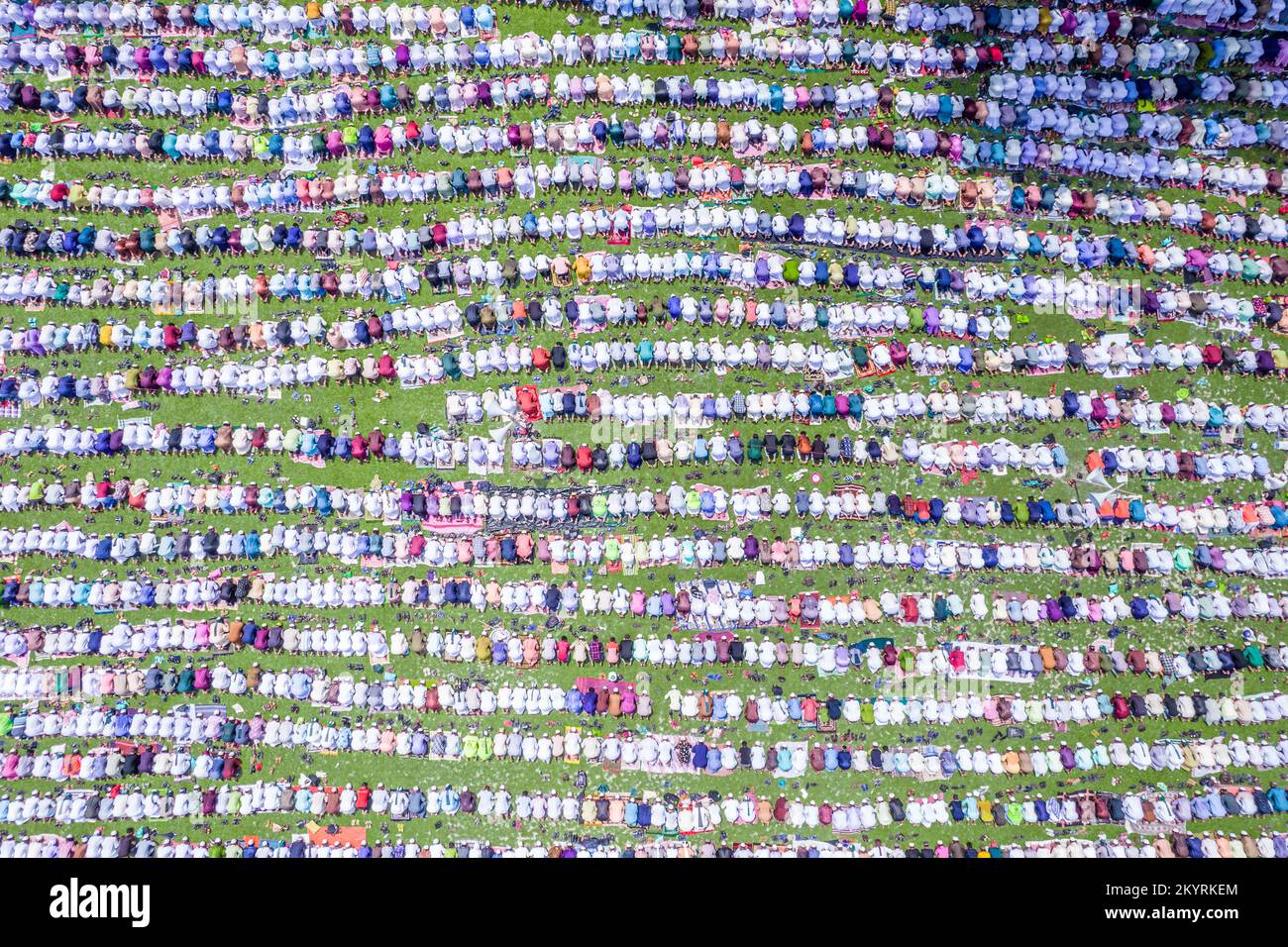 Barishal, Barishal, Bangladesh. 2nd Dec, 2022. Circa 50000-70000 musulmani si sono riuniti a Bels Park, nella città di Barishal, in Bangladesh, sotto un caldo campo umido aperto per le loro preghiere settimanali di Jummah. È considerato uno dei più grandi jamat di Jummah accaduti in questa città dove migliaia di adoratori prendono insieme la loro preghiera regolare di Jummah. (Credit Image: © Mustasinur Rahman Alvi/ZUMA Press Wire) Foto Stock