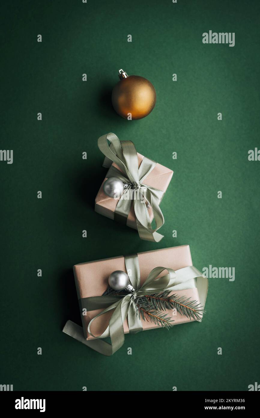 Albero di Natale fatto di regali e regali colorati. Giacitura piatta. Concetto di vacanza. Foto Stock