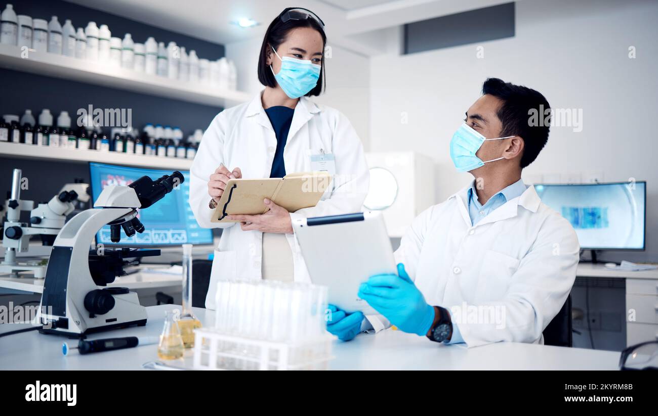 Laboratorio scientifico, pianificazione di team e tablet, ricerca sui vaccini e sviluppo farmaceutico di analisi dei dati, indagine e innovazione Foto Stock