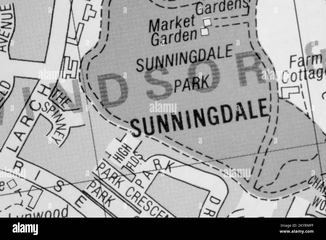 Sunningdale Village - Berkshire, Regno Unito colore mappa atlas nome della città - bianco e nero Foto Stock