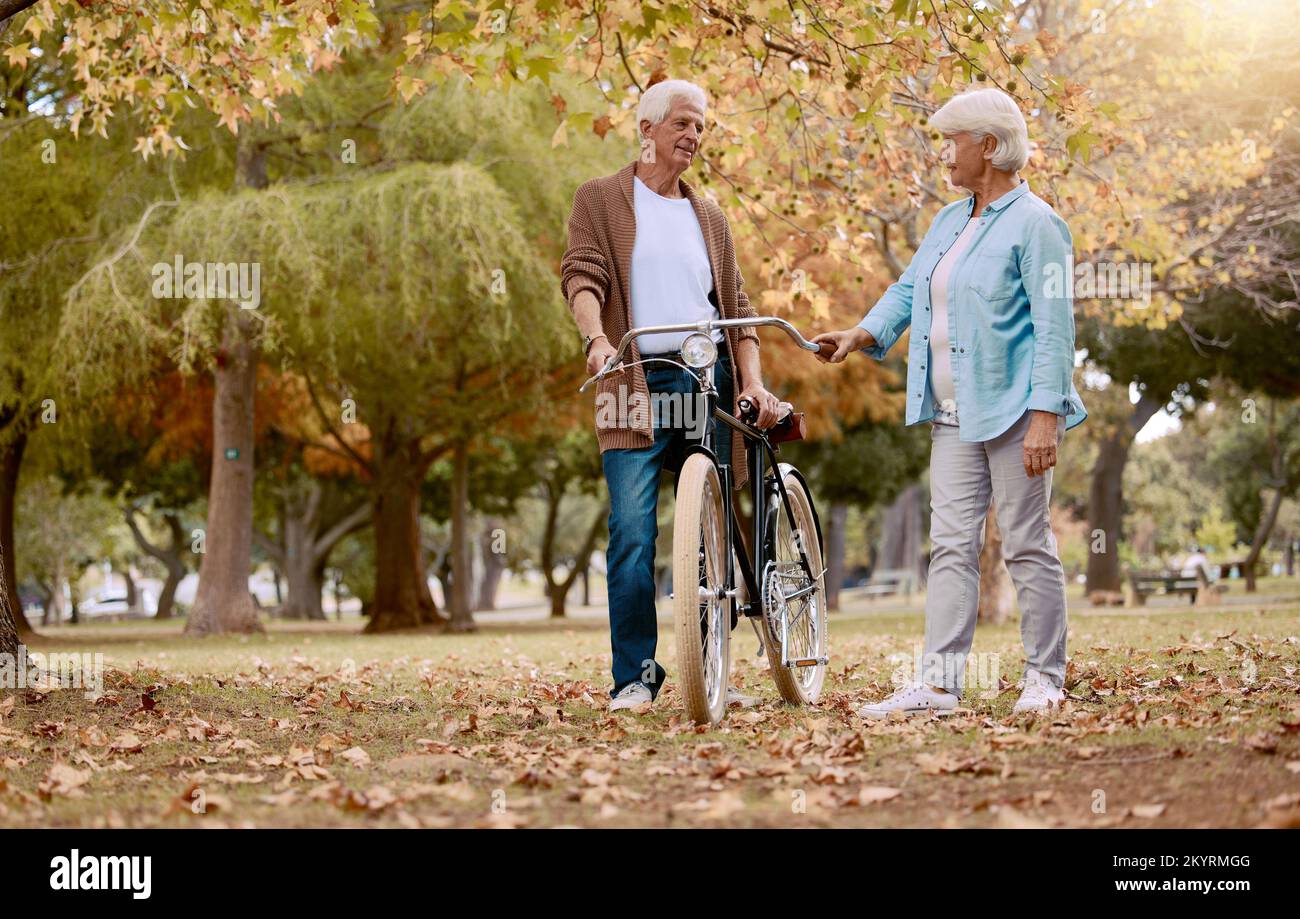 Coppia anziana, legame o bicicletta imparare nella natura di campagna, parco pubblico o giardino sulla data di amore, esperienza o opportunità. Anziani in pensione Foto Stock