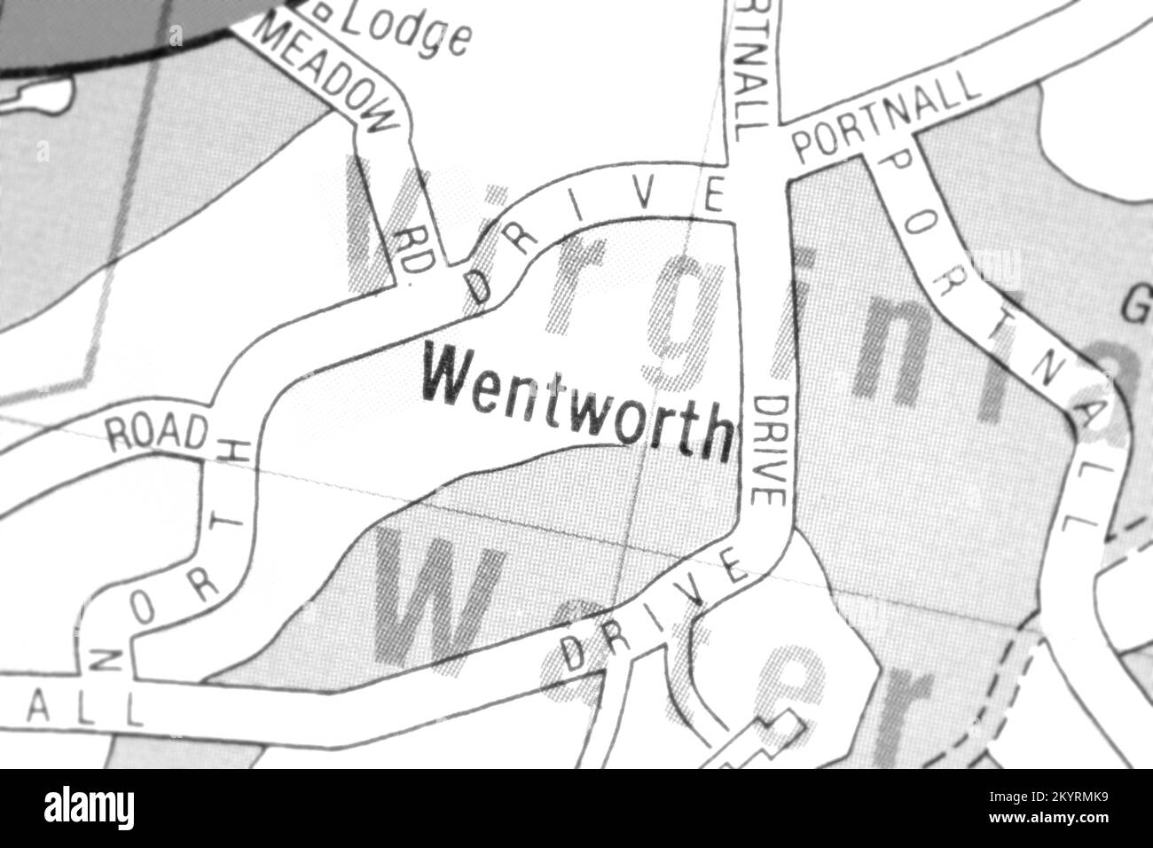 Wentworth Village - Berkshire, Regno Unito colore atlas mappa nome della città - bianco e nero Foto Stock