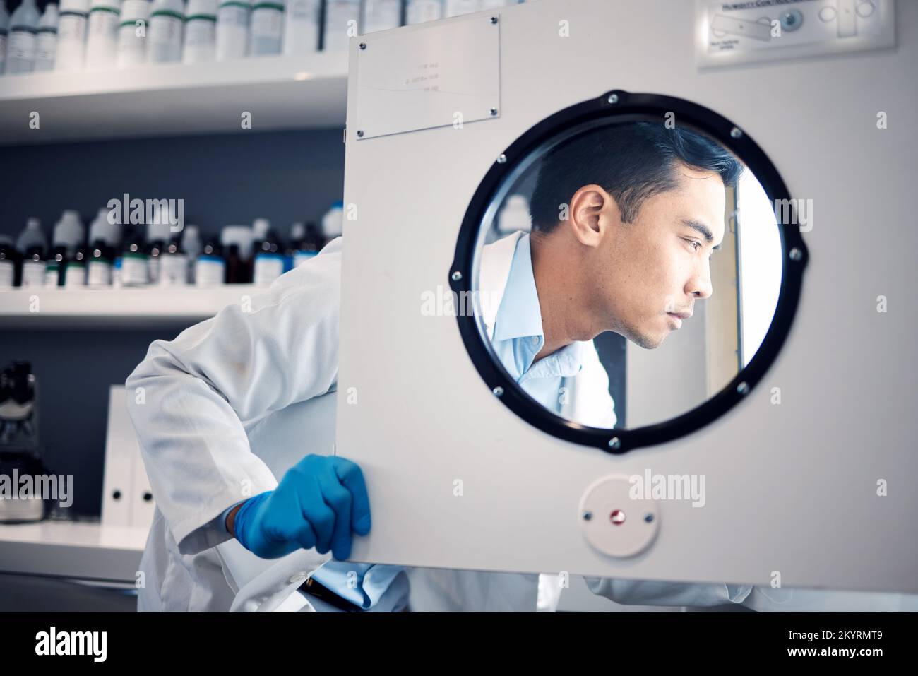Incubatore di laboratorio scientifico, umano e scientifico per ricerca, sperimentazione chimica e biotecnologia. Innovazione farmaceutica, ingegnere chimico e. Foto Stock