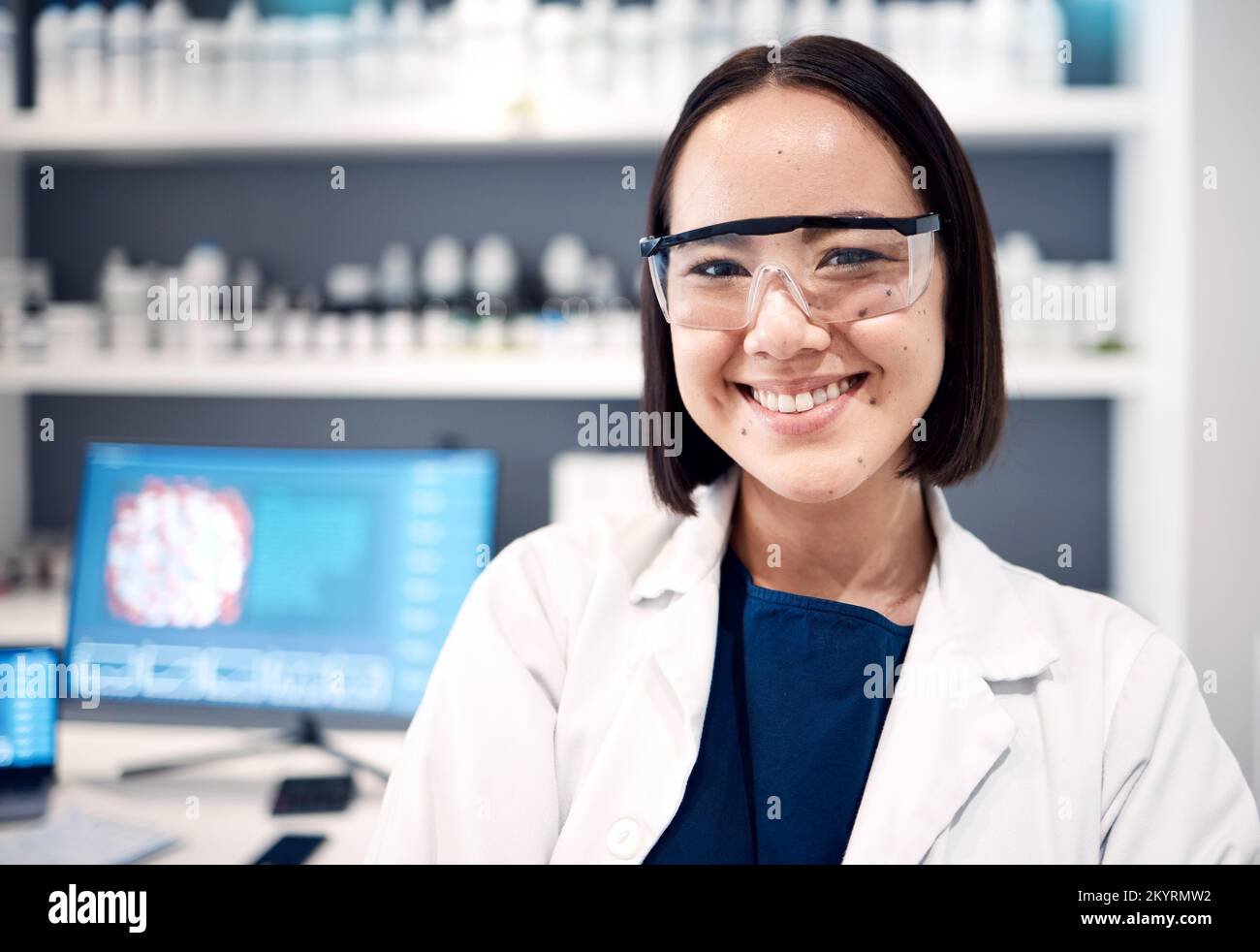 Donna farmaceutica, asiatica e scientifica in ritratto con innovazione tecnologica, visione della ricerca e conoscenza specialistica in laboratorio. Schermo del computer Foto Stock