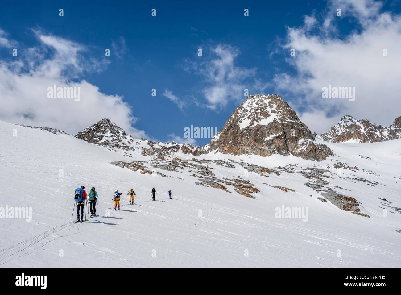 Gruppo di sciatori in inverno in montagna, Valle Neustift im Stubai, Tirolo, Austria, Europa Foto Stock