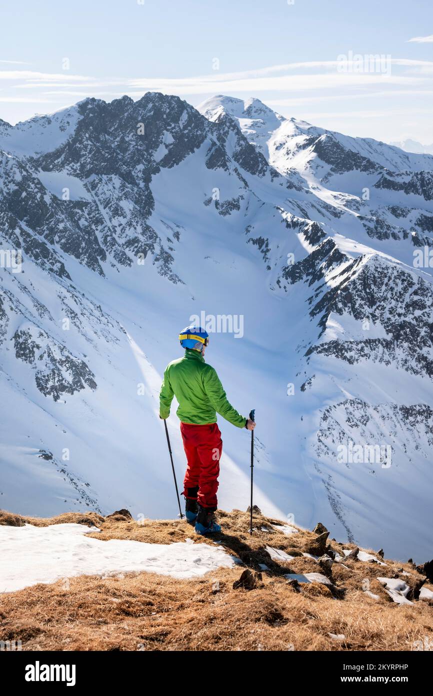 Escursionista che guarda le Alpi dello Stubai da Mitterzeigerkogel, montagne in inverno, Kühtai, Tirolo, Austria, Europa Foto Stock