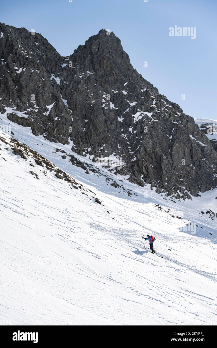 Sciatori in salita in sella, montagne in inverno, Kühtai, Tirolo, Austria, Europa Foto Stock