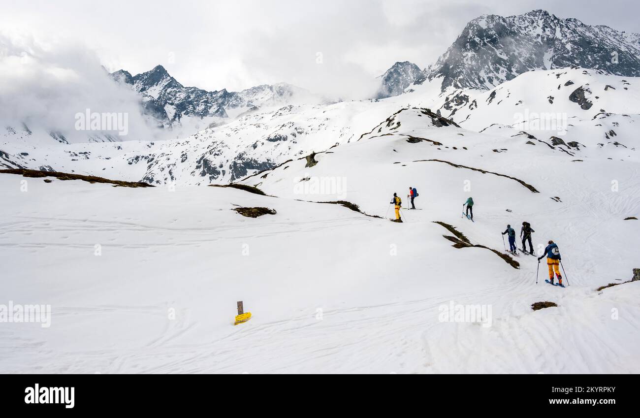 Sciatori in inverno, nebbia in montagna, Oberbergtal, Valle di Neustift im Stubai, Tirolo, Austria, Europa Foto Stock