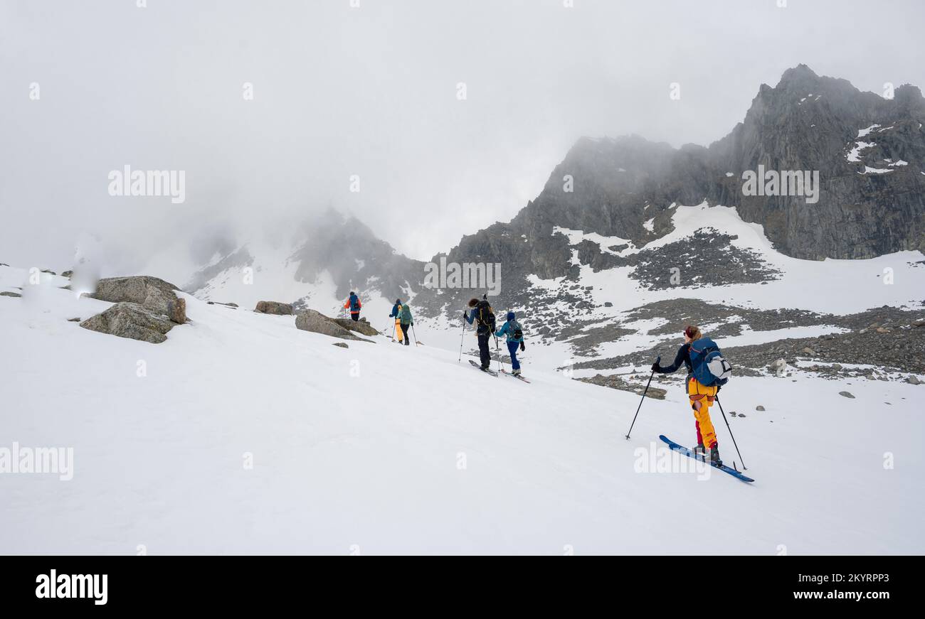 Sciatori in inverno, nebbia in montagna, Oberbergtal, Valle di Neustift im Stubai, Tirolo, Austria, Europa Foto Stock