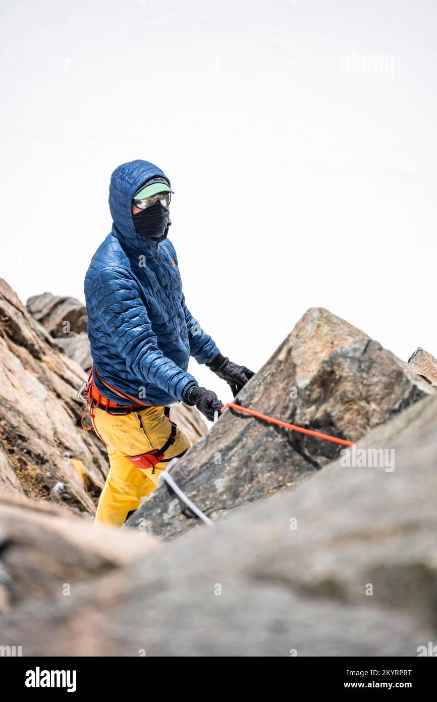 Sciatori in discesa nel Turmscharte, montagne in inverno, Alpi Stubai, Tirolo, Austria, Europa Foto Stock