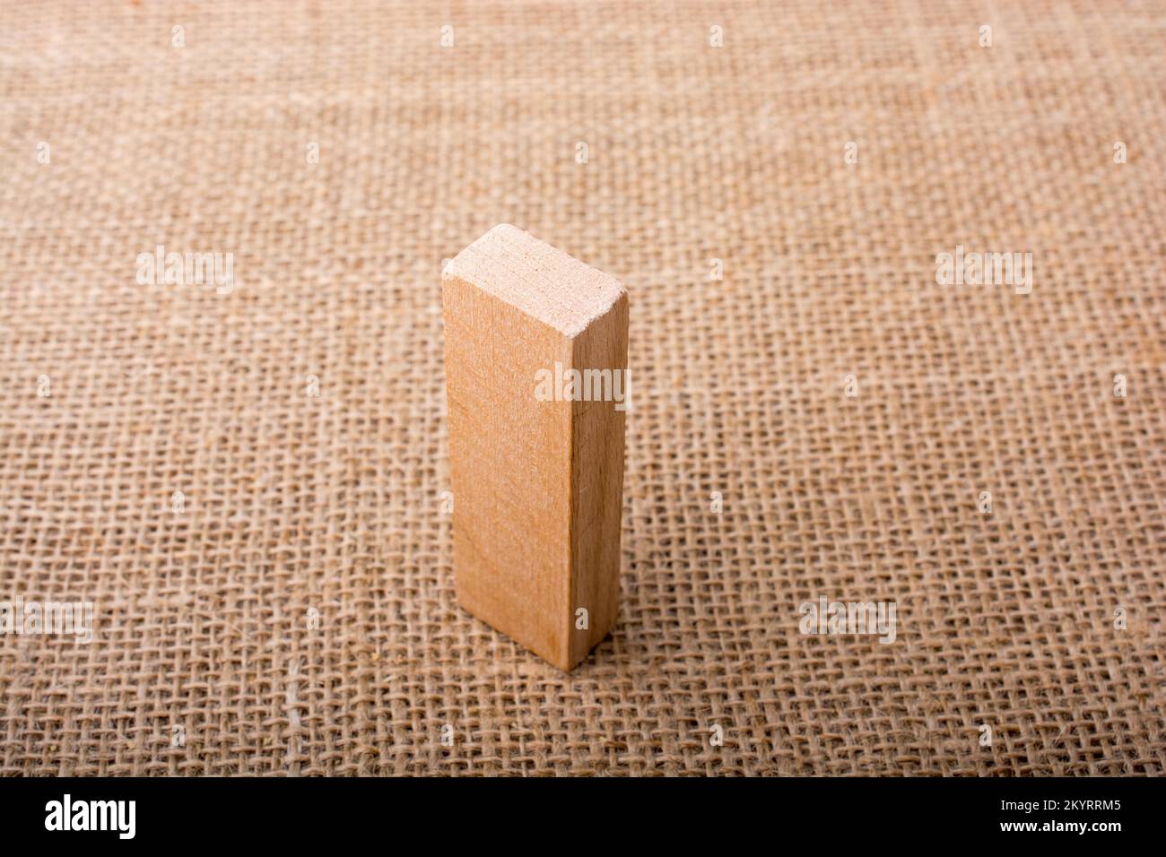domino di legno su un fondo di tela di lino Foto Stock