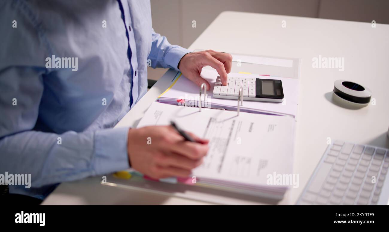Contabilità Finanza documenti in ufficio. Ispettore fiscale Foto Stock