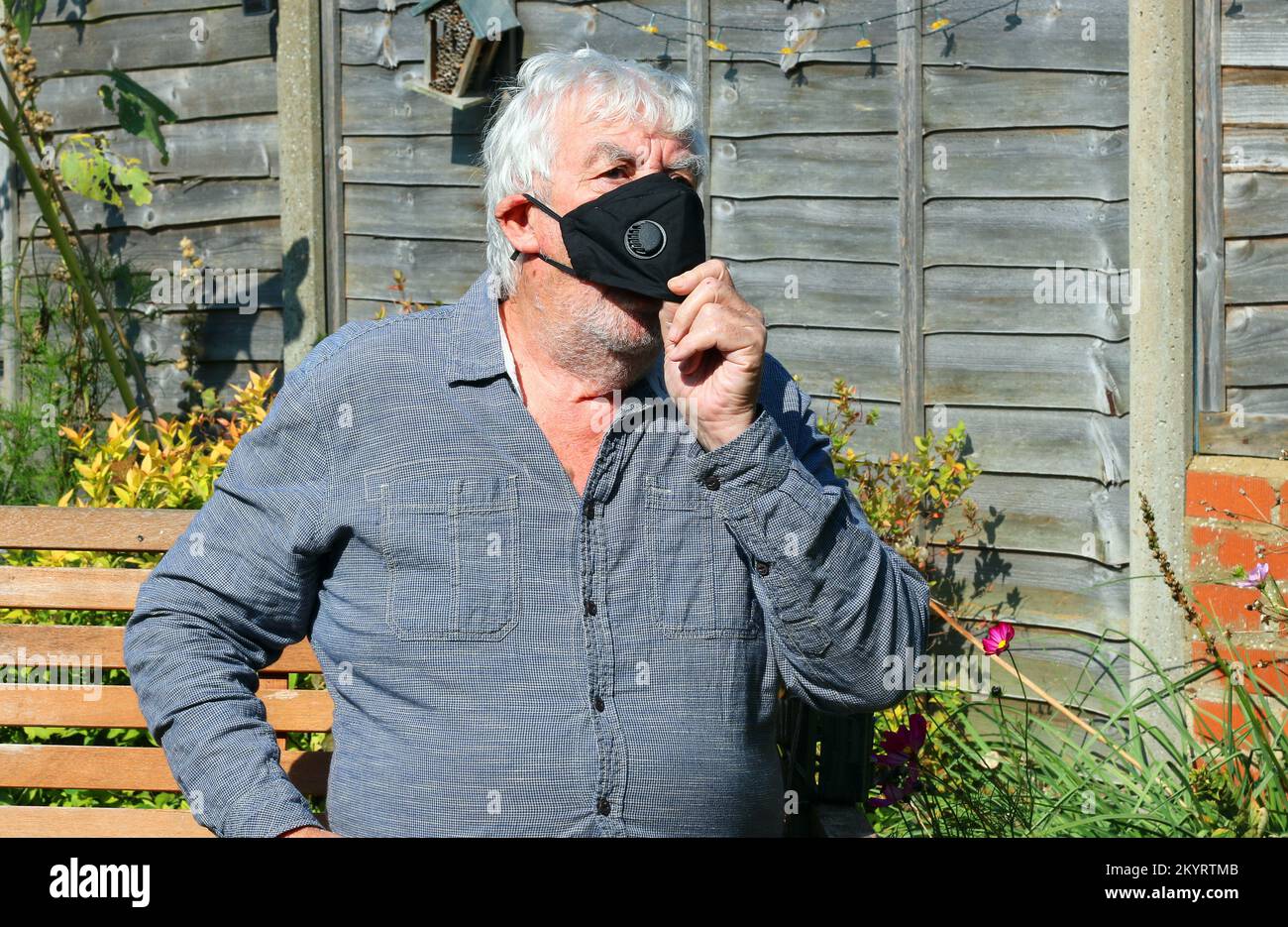Uomo anziano o anziano che indossa una maschera per prevenire la diffusione o virus come il covid. Protezione contro l'infezione. Foto Stock