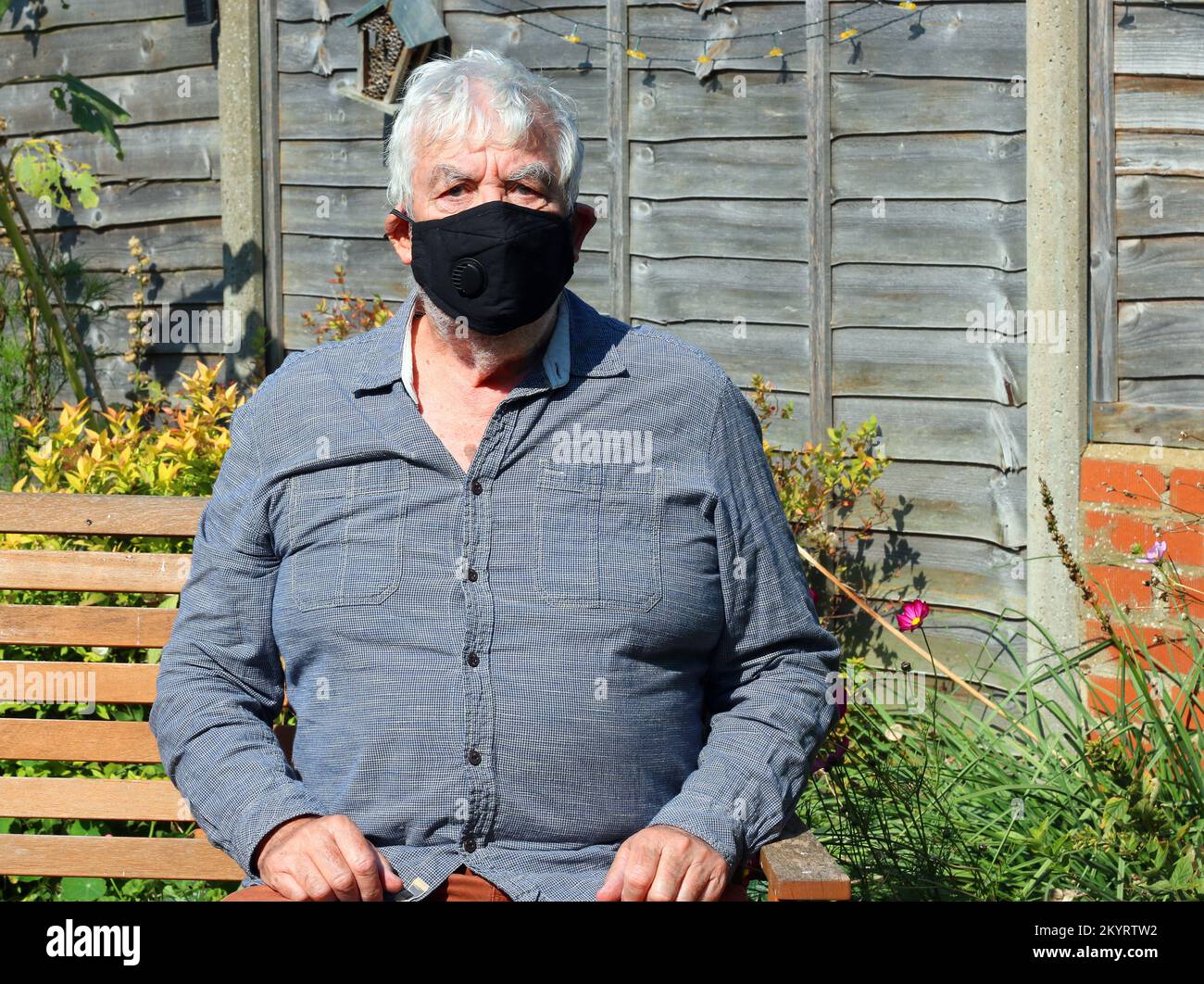 Uomo anziano o anziano che indossa una maschera per prevenire la diffusione o virus come il covid. Protezione contro l'infezione. Foto Stock