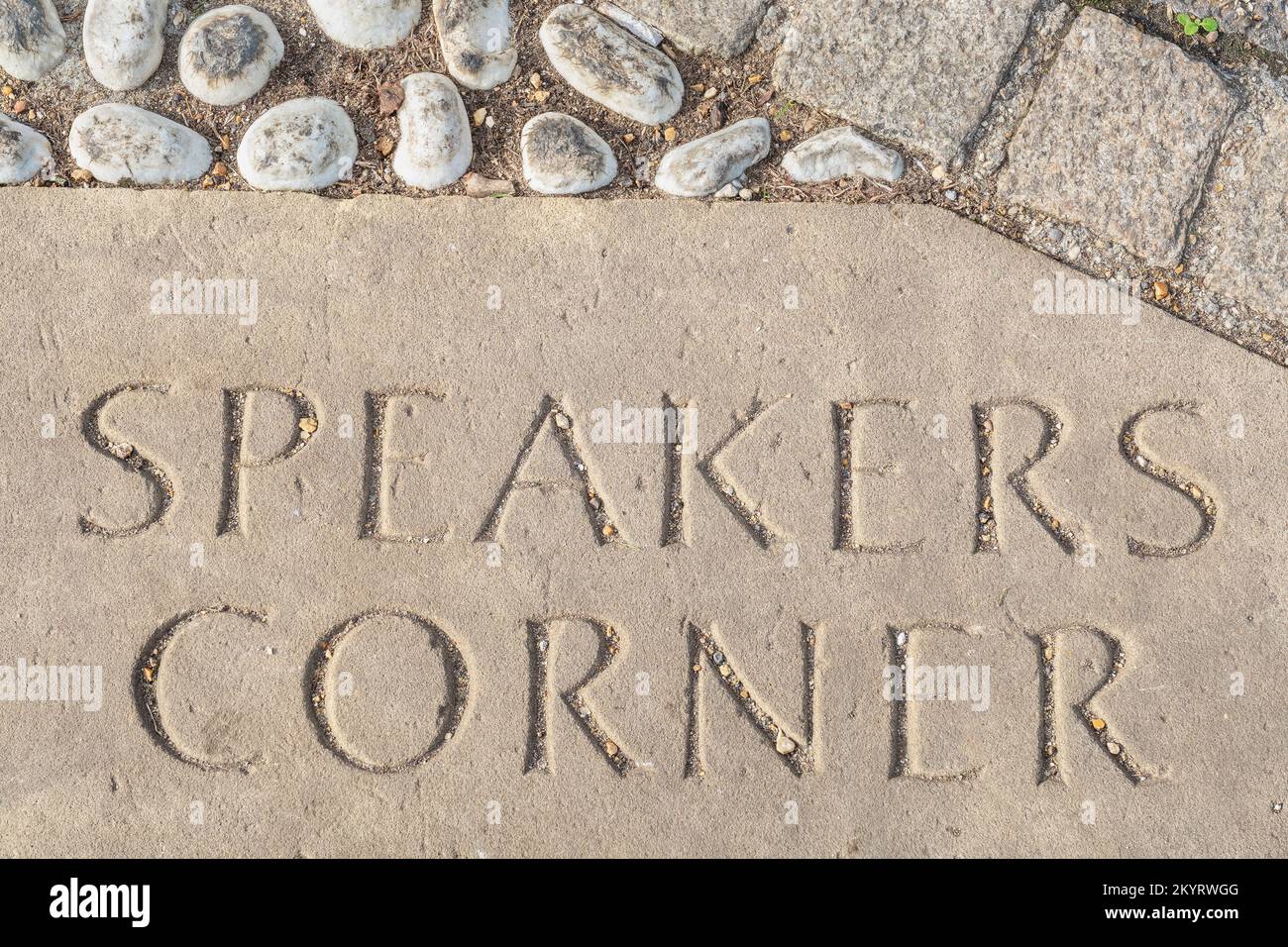 Lastra di pietra con iscrizione intagliata vicino a Speakers Corner in Hyde Park. Londra, Inghilterra Foto Stock