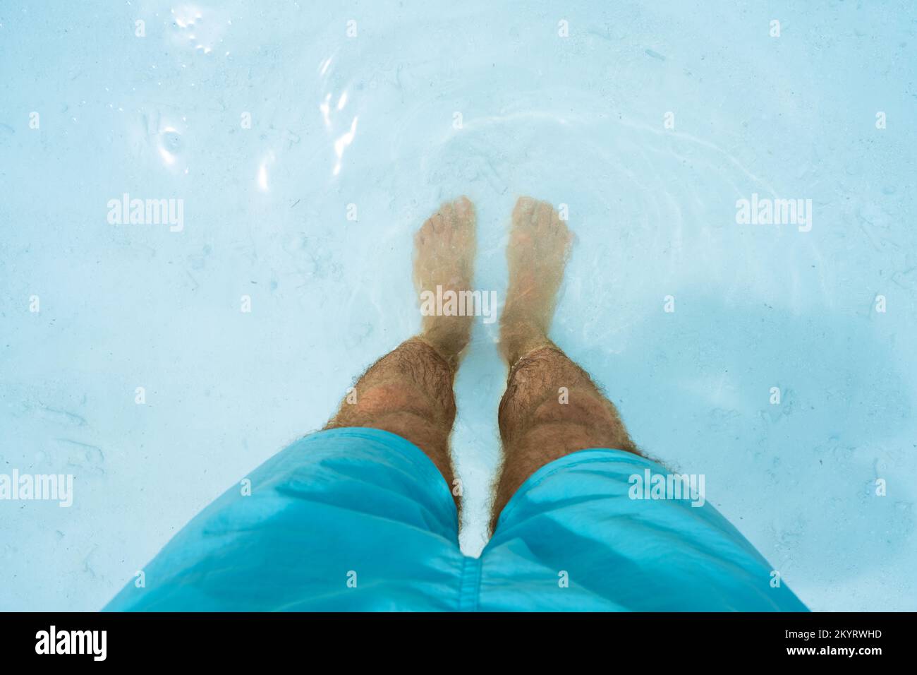 Viaggi all'aperto in spiaggia. Persona piedi POV in acqua Foto Stock
