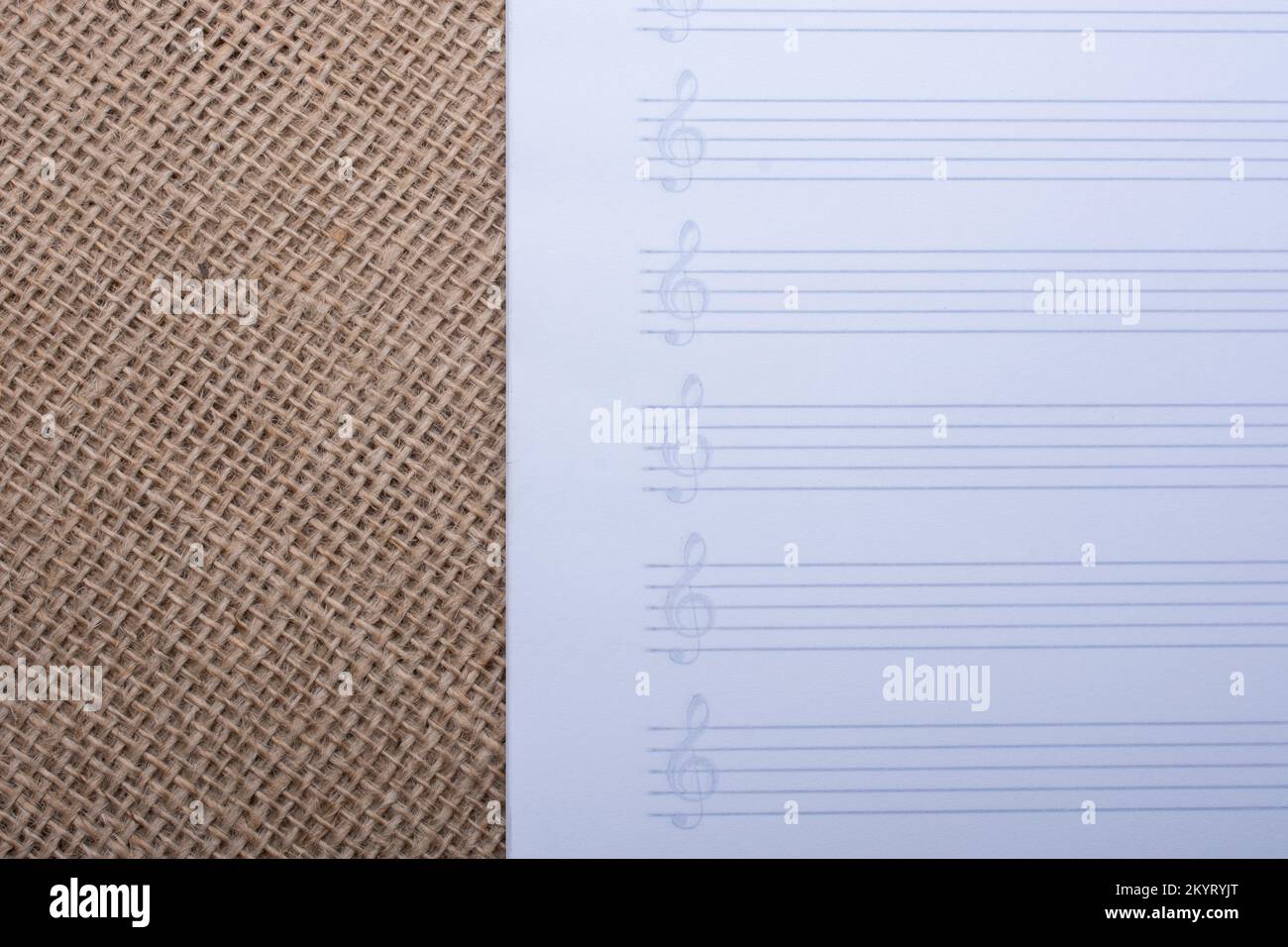 Un vuoto che la nota di bianco della carta per le note musicali Foto Stock