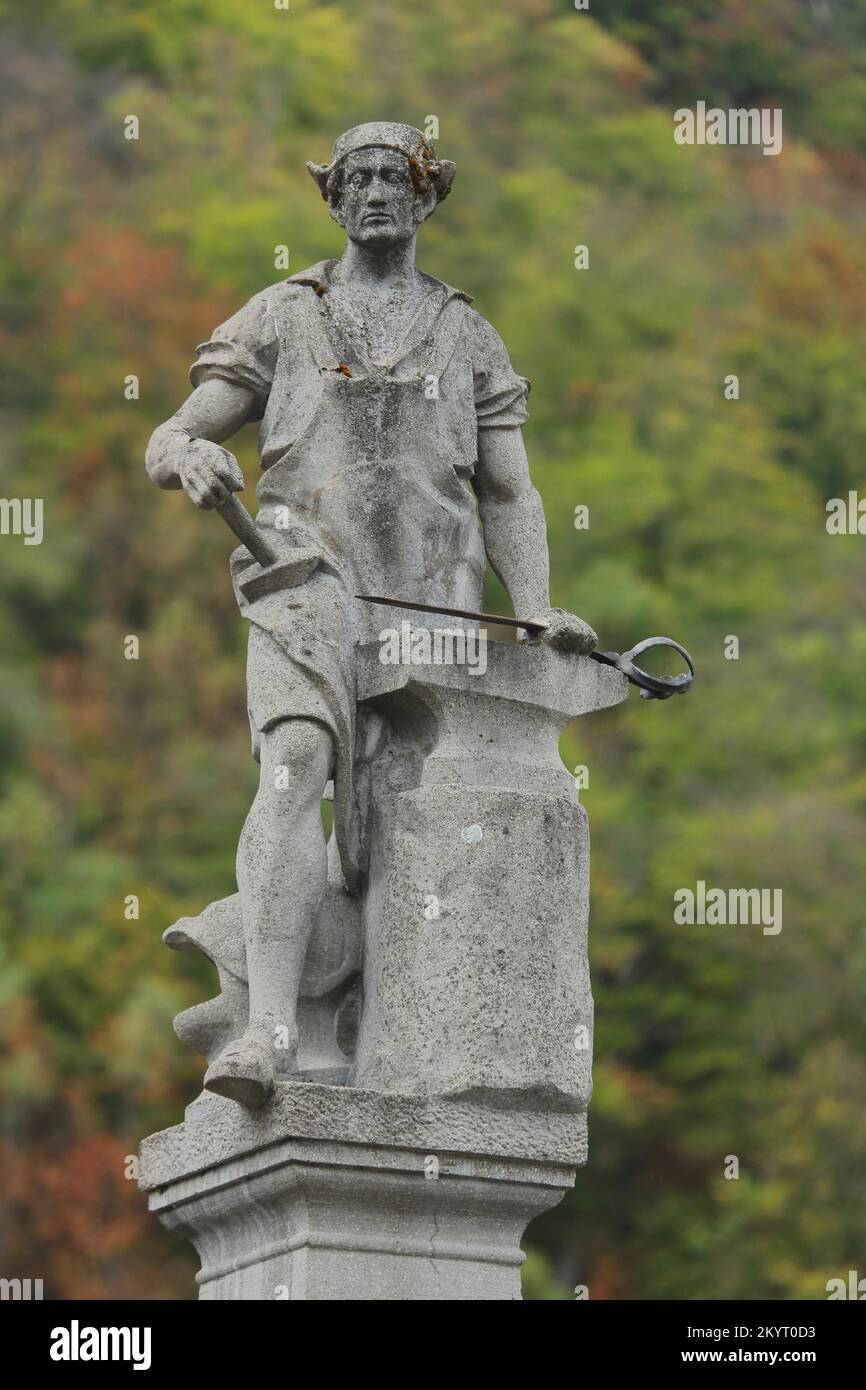 Scultura armatore di Georg Ringel 1903, fabbro, operaio, arma, fare, Incudine, lavorazione dei metalli, mercato, Suhl, Turingia, Germania, Europa Foto Stock